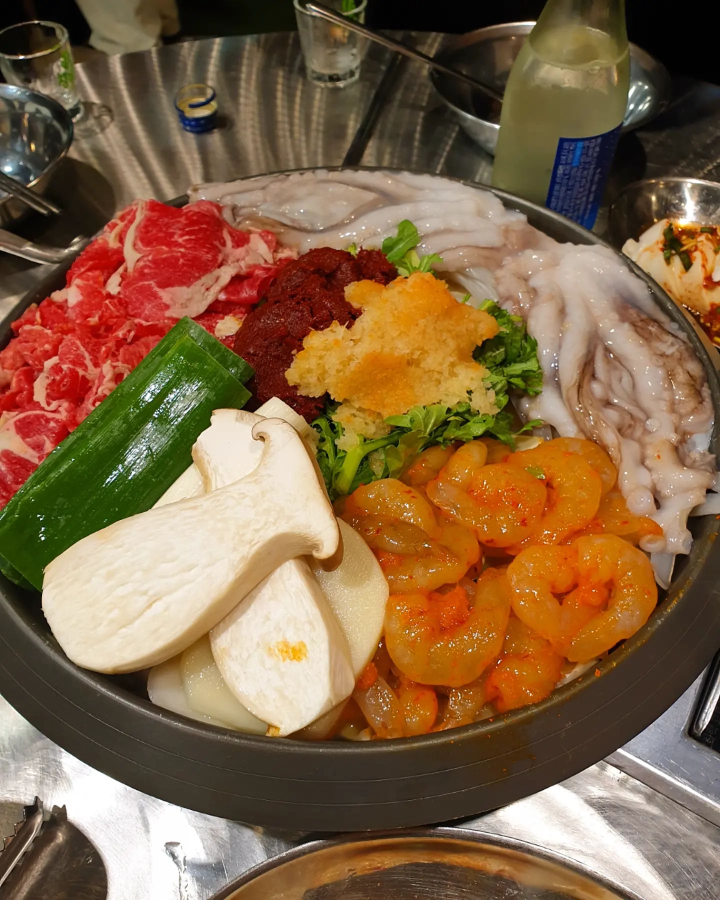 #쏘쏘네술상 #첫줄안녕👋 
모임을 못해서 현기증 난다는 막내 ^^;덕에
새해 첫주말은 오랜만에 #힙지로 

#을지다래 #낙곱새맛집 
예약 자리 미스가 있었지만 계속 챙겨주시고 
음식도 괜찮았음!🤗🍶

#우진골뱅이 2차 ❄
함박눈 펑펑와서 근처로 고고
나 사실 진짜 #을지로골뱅이 는 처음와봄
계란말이에 골뱅이 싸주시는 이모님

#로바다야키 3차
술이 술을 부른다는 3차
초밥은 맛있어서 기억남
.
.
.
.
. 
#을지로 #을지로술집 #을지로핫플 #을지로맛집
#을지로회식 #을지로모임 #이제전부40대 
#노는게젤좋아 #저녁메뉴 #을지로소주 #주말나들이 
#을지로맥주 #을지로갬성 #을지로좋네