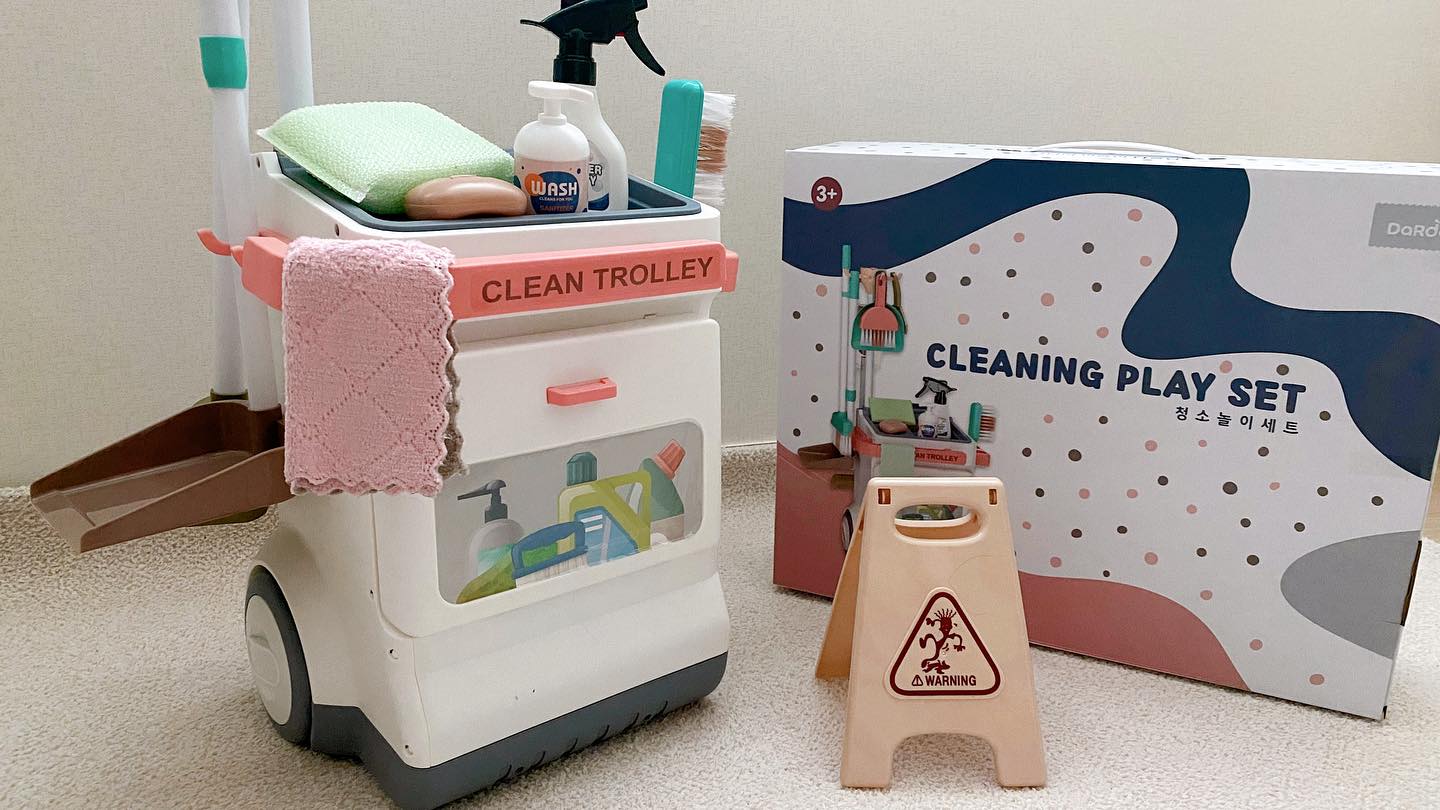 다르담 키즈청소놀이세트 ✨

요즘 엄마가 하는 말, 행동 다 따라하는
24개월 소떡이👶🏻
청소기만 돌리면 달라고 계속 쫓아다니는
소떡이를 위해 청소놀이세트를 준비했어요💕

건전지를 넣고 스위치를 켜면
실제 청소기처럼 윙~ 소리를 내며
작은 먼지도 흡입하는 다르담 청소기!

귀여운 트롤리에 앙증맞은 15종의 소품들로
깨끗하게 정리하는 습관 길러봐요 :)

다가오는 크리스마스 선물 가성비템으로 추천🤩

🏷️ thanks to dadam_insta 

#협찬이지만솔직후기❤️ 
#다르담 #다르담교구 #청소놀이세트
#장난감청소기 #유아장난감청소기
#아기청소기 #청소기장난감