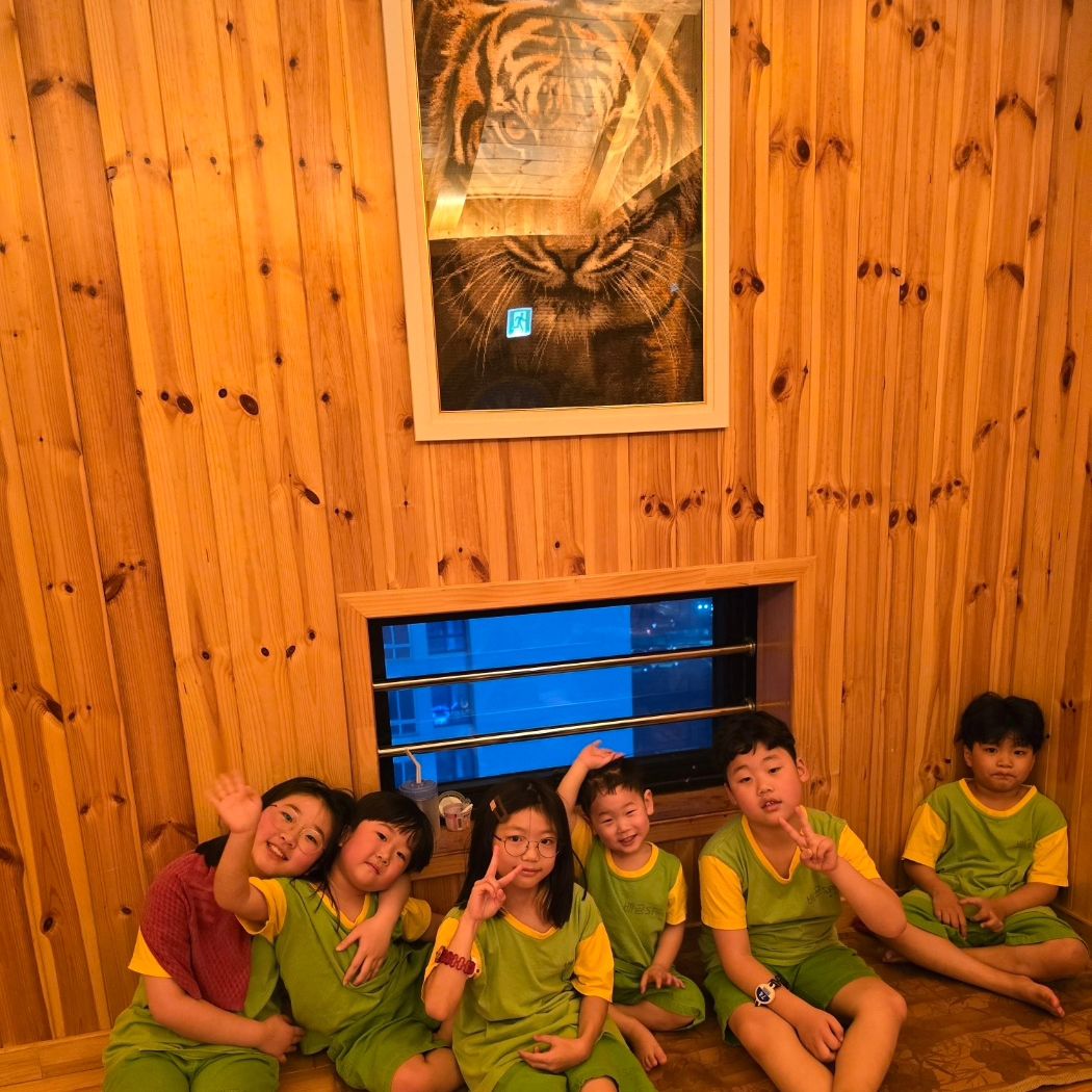 레인보우 🌈 친구들과 첫 찜질방
우당탕탕 시끌벅적 난리법석!!
여윽시 너희들과 찜질방에서 1박은 매운맛ㅋㅋㅋ
다음엔 당일로 다녀오자🤭

#시흥사우나 #시흥찜질방 #일상 #레인보우🌈 #레보프❤ #육아의매운맛