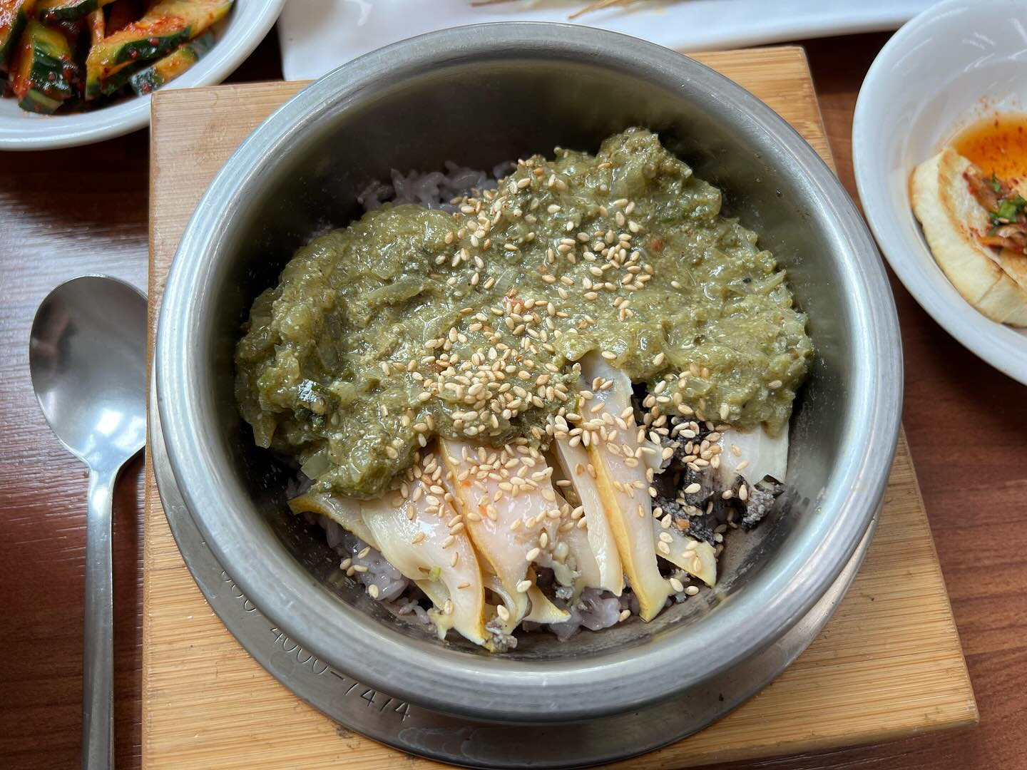 #협찬
.
제주도 여행 중 갈치와 옥돔구이 솥밥 자주 먹었는데,
그중에서 완전 1등으로 고를 수 있는 누이밥집!!

세트메뉴 가성비도 너무 좋은데
양도 많고 재료 아끼지 않으시고 맛있기까지해요😋

옥돔 크기가 어마어마해서 아이가 자기 주먹이랑도 비교해봤답니다!

일반 영양솥밥이 넘 맛있어서 먹다가 솥밥 추가까지 했다는..🤤

순살 갈치구이도 얼마나 맛있는지!!

찐만족 하고 온 제주도 중문맛집 누이밥집 추천드립니다💗

#중문맛집 #중문맛집추천 #제주여행 #제주중문맛집 #제주밥집#서귀포밥집 #중문밥집 #제주향토음식 #제주향토음식점 #제주전통음식 #중문여행 #중문추천 #누이밥집 #스토리앤체험단 #스토리앤미디어 #좋아요 #제주여행 #맛집 #맛집추천 #맛스타그램