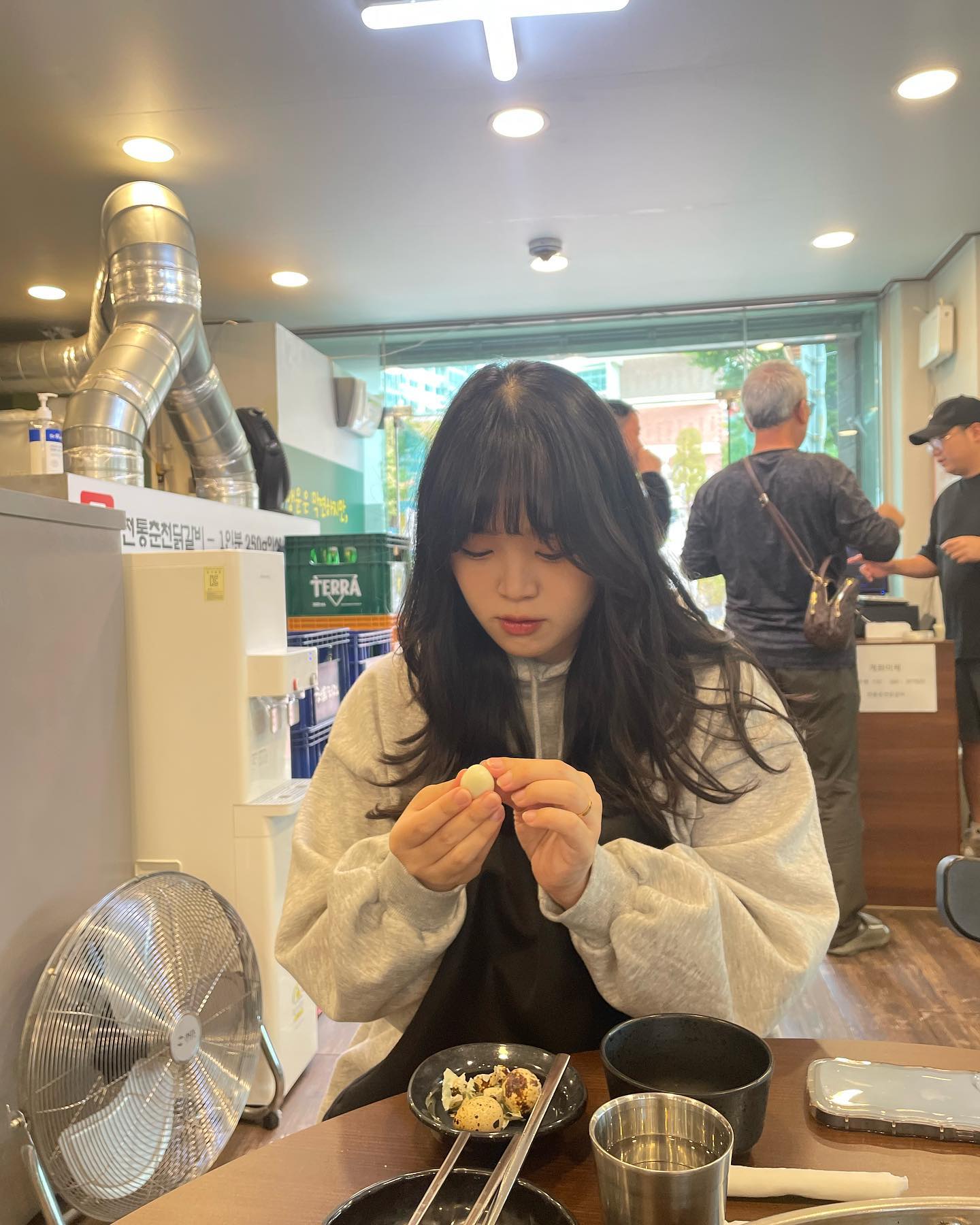 메추리알 겁나 열심히까는 나
