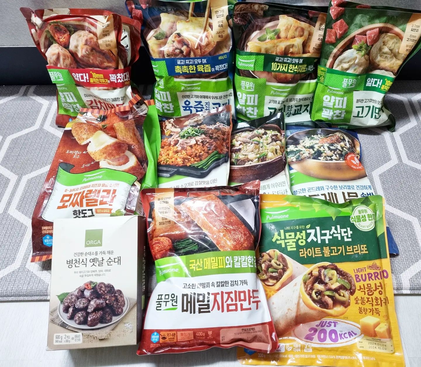 내 최애 브랜드 풀무원♡

어릴때부터 생두부 뜯어먹으면 풀무원인지 아닌지 기가막히게 알았던 나란 곰.
아직도 두부는 풀무원이 최애인데.
얼마전 샀던 두부에 뭔가 있어 문의남겼더니 빠른 수거와 함께 도착한 택배들;;
그덕에 갑분 냉동실 정리함.

내가 좋아하는 만두부터 맞벌이부부 식사 챙기기 좋은 찌개류까지♡

그래도 최고 좋은건 #아임리얼
나...독감 걸렸을때 비싸서 평소에 못먹던 아임리얼 딸기 한병 사들고 디게 좋아했는데 ㅋㅋㅋ
최애 딸기맛이라 더 죠아♡

역시 대기업 클라쓰, 내 최애 브랜드 클라쓰.
지난주부터 카드값줄이기 하고있는데, 풀무원 덕분에 매일매일 풀무원하면 되겠다.
고마워요♡

급...연두부+밥+간장 비벼먹고싶네??!

pulmuone

#풀무원 #최애브랜드 #추억의브랜드