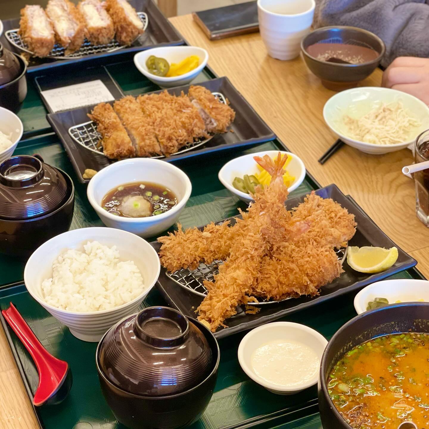 #협찬

사보텐 AK수원점
•
•
수원 새로 생긴 50여년 정통의 돈카츠의 맛을 느낄 수 있는 곳:)
Ak안에 새로 생긴 돈카츠 맛집! 매장 분위기도 너무 깔끔하고 직원분의 완벽한 서비스 덕분인지 음식이 나오기 전부터 기분이 좋아졌다✨ 배고프기도 하고 종류별로 다 먹어보고싶어 욕심을 좀 부렸더니.. 양이..미쳤다..ㅎ🫢

로스, 히레, 통새우 카츠까지 한번에 즐길 수 있는 “사포텐 정식”과 진한 돈코츠 육수와 매콤얼큰이 매력적인 “카라이 우동”, 
치즈의 진심인 “더블업 모짜렐라 카츠”, 마지막으로 24겹의 등심을 쌓은 “카사네 카츠”까지... 맛없을 수가 없는.. 비주얼의 한번 반하고 바삭한 튀김옷에 두번 반했당🥺 

개인적으로는 통통한 우동면과 얼큰한 국물이..넘 취저🌈 
돈카츠도 하나하나 다 맛있는데 다음에 또 방문한다면 여러가지를 한번에 즐길 수 있는 사포텐 정식을 강추🫶🏻
(꼭 소스 듬뿍 찍어드세용 존맛ㅎ) 
4명이서 갔는데 생각보다 양이 많고 든든해서 다 먹지 못 해 아쉬웠다..ㅎ 

🔎주소 : 경기 수원시 팔달구 덕영대로 924 AK프라자 6층

@나랑 올 겨울 돈카츠는 여기 어때?🙋🏻‍♀️

📝메뉴📝
AK수원 2인 세트(사보텐 정식+카라이 우동 정식+탄산 2잔) 37.5
더블업 모짜렐라 카츠 19.0
24겹 카사네 카츠 16.0

 #사보텐돈까스 #돈까스맛집 #돈카츠 #돈카츠맛집 #수원AK맛집 #수원맛집 #먹스타스램 #먹스타 #사보텐메뉴 #수원데이트 #수원핫플 #맛스타그램 #나베맛집