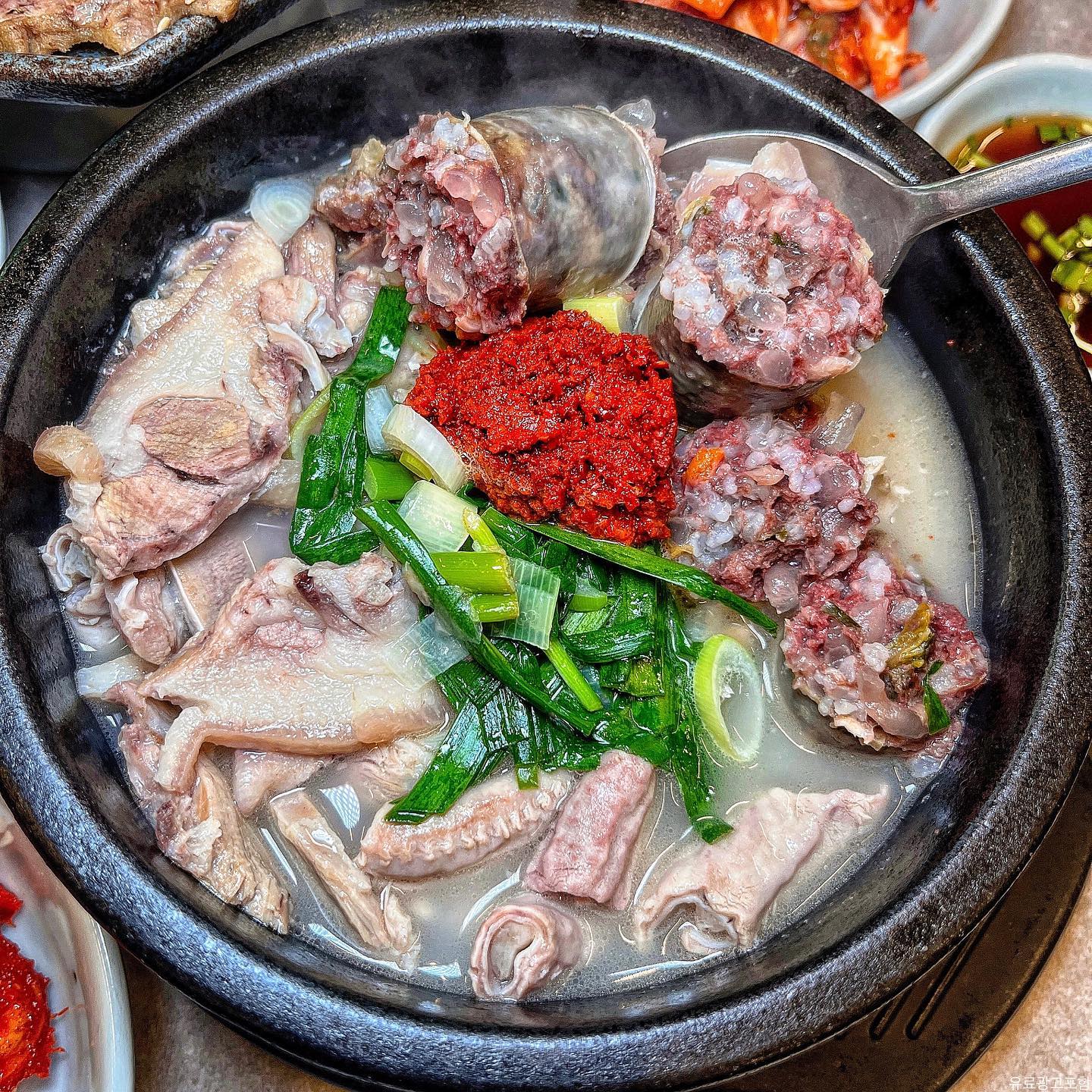 #진리옥 #먹깽_존맛 
“지금 당장 국밥충 친구를 태그해서 국밥 사달라고 조르세요”

오늘 점심은 국밥입니다 여러분🫶🏻 향남 국밥맛집 진리옥에 다녀왔는데 깔끔한 국물, 푸짐한 건더기, 감칠맛 미쳐버린 깍두기까지 삼박자가 환상적인 곳이에요🥹
⠀
다데기 풀어먹어도 맛있고 깍두기 넣어먹어도 맛있고 그냥 먹어도 맛있더라구요? 사장님 인심처럼 건더기가 푸짐해서 진짜 끝도없이 나와요💓
⠀
여긴 수육도 찐맛인데, 야들촉촉 부드러워서 자꾸땡기더라구요 명태회무침 얹어먹으면 극락조합👍👍
오늘은 국밥입니다 여러분
⠀
✅ 경기 화성시 향남읍 행정서로3길 13 1층 진리옥
✅ 0507-1318-4399
✅ 평일 10:00 ~ 22:00 / 주말 09:00 ~ 21:00

#국밥 #국밥스타그램 #국밥충 #국밥맛집추천 #화성맛집 #향남맛집 #향남맛집추천 #좋아요반사 #먹팔