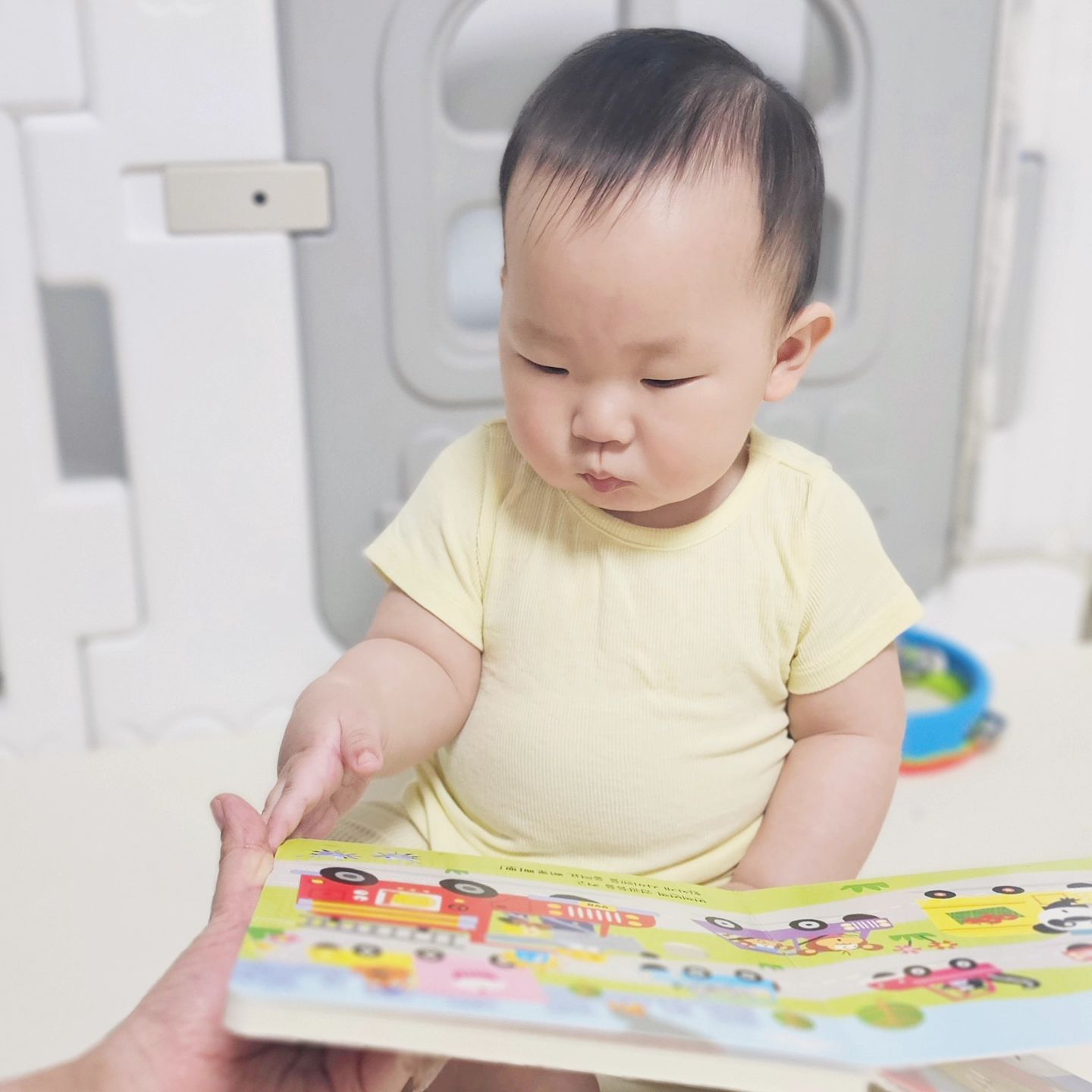 #도서제공 #비룡소 #어스본 #삐뽀삐뽀소방차

비룡소 서포터즈 연못지기 35기의 네번째 도서는 바로 
어스본 삐뽀삐뽀소방차 였어요🚒

삐뽀삐뽀 소방차 사운드북은 어스본 신상도서로 
불자동차가 출동부터 불을끄는 모습을 그려낸 책인데요,

민찬이는 요즘 자동차 바퀴를 좋아하다보니
옴청 집중해서 보더라고요.

게다가 삐뽀삐뽀 소리와 귀여운그림 때문인지 
매일매일 5번은 꼭꼭 읽어달라고 하네요 ㅎㅎㅎ

birbirs

#비룡소서포터즈 #연못지기35기 #책육아 #소근육발달책 #영유아도서 #사운드북추천 #어스본사운드북