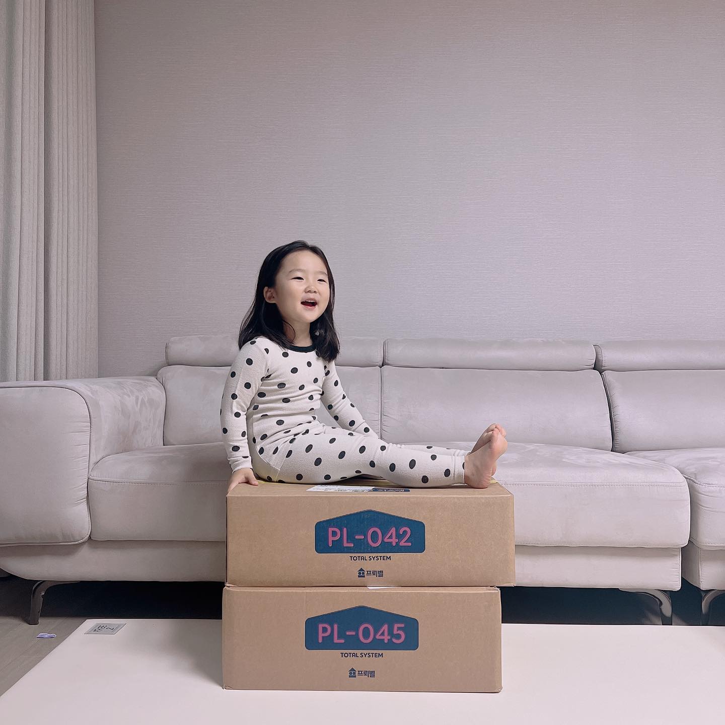 #프뢰벨토탈시스템 
⠀
⠀
아기전집계의 명품이라 불리우는 프뢰벨
토탈시스템을 다솜이가 만나보게 되었어요 !

우리 아이에게 꼭 맞는 다중지능 교육으로
아이의 강점지능은 강화하고 약점지능을 보완하며
균형잡힌 발달을 이끌어내는 토탈시스템이랍니다

영유아가 꼭 봐야 할 필수도서들을 엄선한
프리미엄 영유아 교재와 교구로 날이 추워지는 요즘
하원하고 나면 집에서 뭘하고 다솜이랑 놀아줘야할까
고민하던 찰나 프뢰벨을 만나게 되어 너무 설래요 : )

아이의 발달 시기별로 구성된 체계적인 교육은
개월에 맞는 과업을 감각 정서 언어 인지발달등으로
다양하고 균형있게 발달 할 수 있게 도와줄 수 있어요

다양항 책과 교구들 하나하나 언박싱 해보면서
내일은 어떤 책과 교구로 놀아볼까 설레는 밤이에요ෆ 
⠀
⠀
◡̈ ᴛʜᴀɴᴋs ᴛᴏ froebel_official 🏷 
#아기전집 #아기책 #유아책 #유아전집 #아기전집추천
#전집추천 #유아전집추천 #프뢰벨 #토탈시스템 #전집