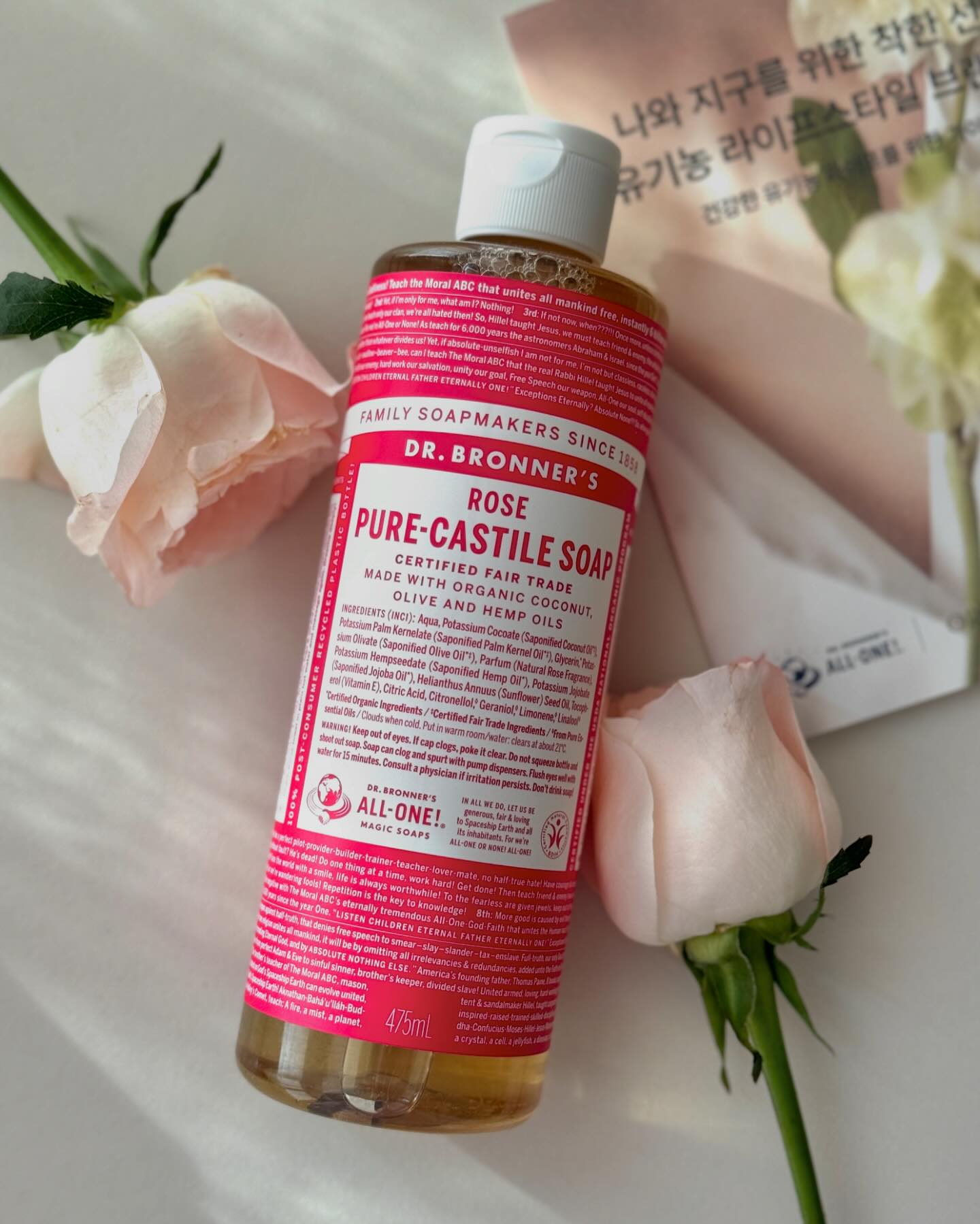 #협찬 drbronners_kr

식물성 유기농 원료로 만든 비건 클렌저
닥터브로너스 로즈 퓨어 캐스틸 솝🌹

쉽게 건조해지는 피부를 위한 고보습 클렌저로
수분과 영양을 머금은 천연 로즈 성분이 함유되어있어요.

은은한 장미향에 미끌거리는 잔여감 없이
촉촉하게 뽀독뽀독 씻기는 것도 취향저격🥰

민감성 피부 대상 1차 자극 테스트 완료✨
엄선된 5가지 유기농 오일로 만든
비건 클렌저로 페이스부터 바디까지 사용가능한 제품이에요.

로즈오일과 로즈워터를 블렌딩한
새콤달콤 은은한 장미향🌹 선물용으로도 딱이에요💕
.
.
.
.
.
#닥터브로너스 #로즈퓨어캐스틸솝 #닥터브로너스로즈 #바디워시추천 #클렌저추천 #유기농바디워시 #바디워시 #비건 #페이스클렌저