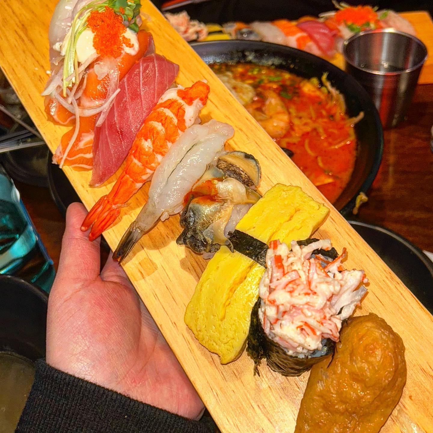 저온숙성으로 미친 비쥬얼 신선한 활어 맛볼수 있는
#천호스시현

천호 쭈꾸미 골목에 위치한 스시현 다녀왔어요
여기가 그렇게 퀄리티도 좋고 가격도 착하더라고요🥹❤️

📍모듬초밥 🍣

초밥 위에 올려져 있는 회가 너무 쫄깃해서 궁금했는데
일본 전통기법인 저온숙성으로
활어의 신선함을 유지한다고 하시더라구요..✨

밥 역시 친환경 농업지구로 지정된 아산만 삼교천의 청결미 단일 품종(삼광)만을 사용한다고 하니
이 집 초밥 믿먹 인정이죠? 

📍나가사끼 짬뽕 🍜

나가사끼 짬뽕은 두가지 종류 중에 선택할 수 있어요
홍합, 새우, 꽃게 등 싱싱한 해산물이 통째로 들어있어
찐-한 국물 대박이에요 술이 술술 들어가요 🍶👍🏻

천호 술집으로 스시현 추천드려요🤩

#스시현#스시현성내점#천호역맛집#천호역스시#천호역회#천호역초밥#천호역일식#성내동맛집#성내동스시#성내동회#성내동초밥#성내동일식#강동구초밥#강동구맛집#강동구스시#강동구회#강동구일식#천호스시#천호초밥#천호맛집#천호회#천호일식