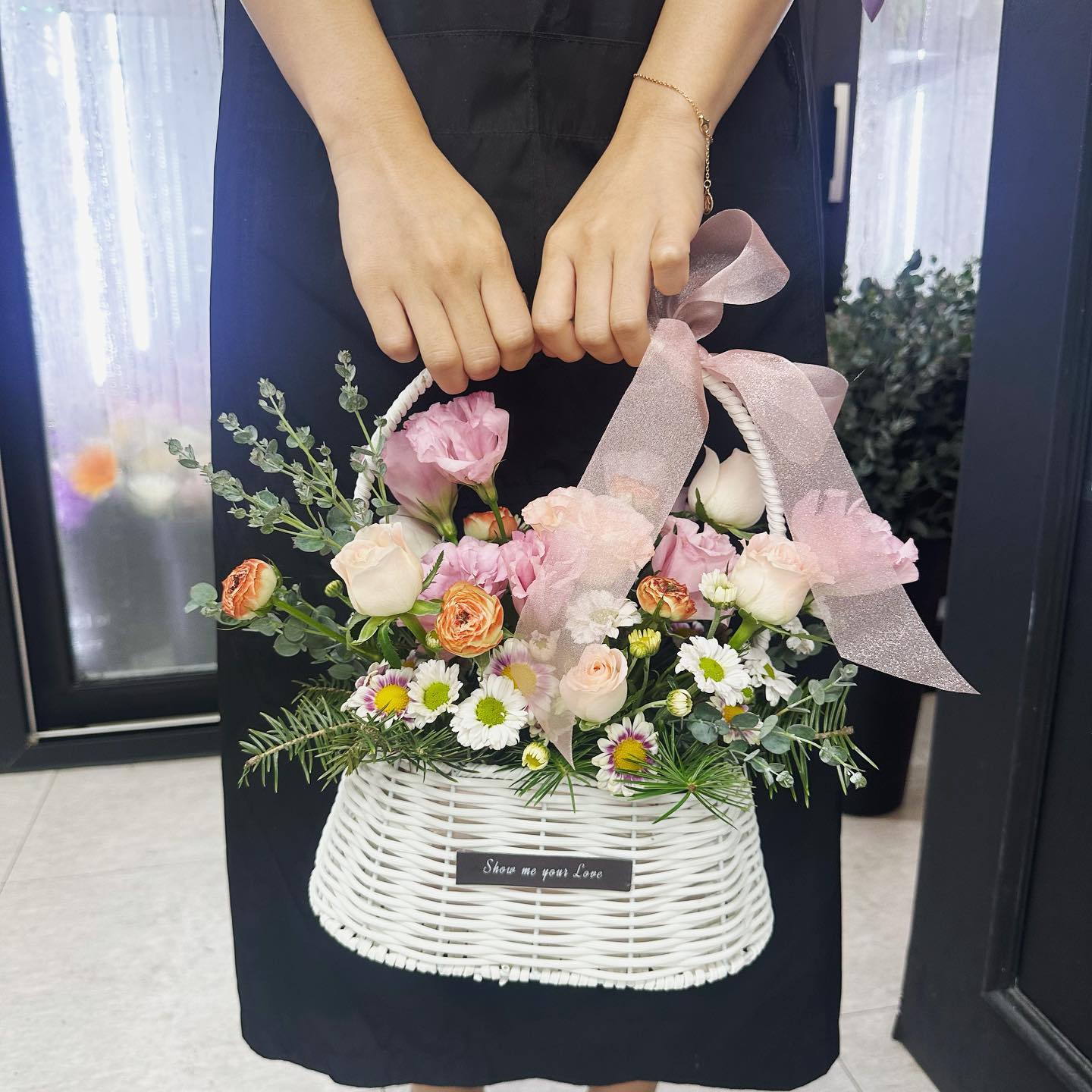 손재주 없이 시작하게 된 꽃..🌼✨
꽃을 보고 만지는 것만으로도 힐링되는 요즘
하나하나 차근차근~
🌸🌼🌷🌹🌺💛
#꽃 #화훼 #꽃바구니만들기 #화훼장식기능사 #울산 #꽃스타그램 #꽃바구니 #선팔 #선팔맞팔 #좋아요 #좋아요반사 #flowers#flower #일상#취미 #취미꽃꽂이 #취미꽃수업 #요즘일상 #꽃취미 #꽃일상 #꽃꽂이 #꽃꽂이수업 #일상취미 #일상소통#instalike #
