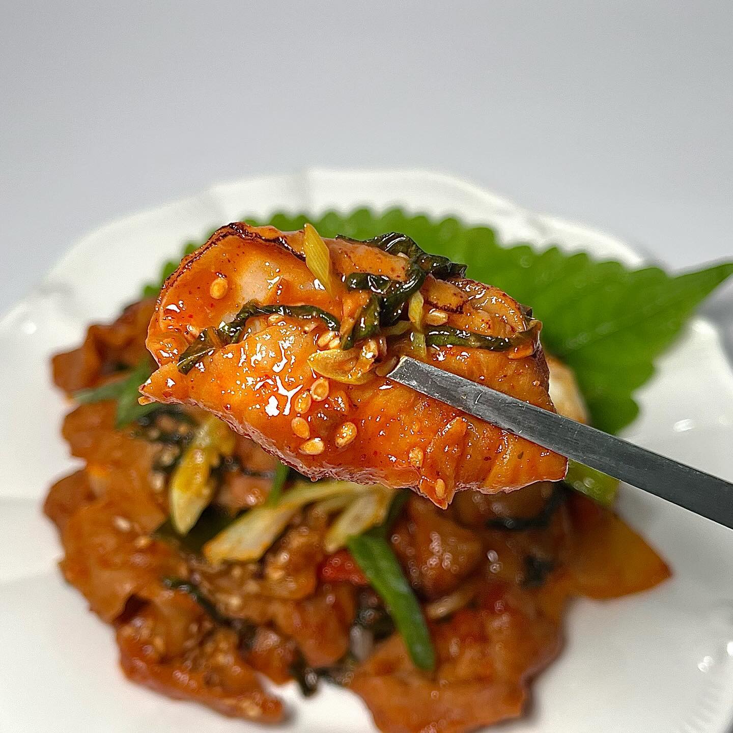 #곱창밀키트#곱자기

줄서서 먹기로 유명한 대구막창&대구곱창집에다
곱창막창을 남품했던 업체에서, 맛은 그대로 하고!
가격은 절반으로 내려 만든! 곱자기 ‘직화양념곱창’🐷

곱창은 자고로 잡내가 없으면서 쫄깃해야 맛있는데
곱자기 직화양념곱창은 특수고압세척으로 잡내걱정
이 없고, 곱창도 넘쫄깃쫄깃하니 맛있다🤤
토치로 직화해서 불맛이 나는 건 말모~🔥🔥

그리고 자체 유통망을 갖추고 있어 유통마진이 껴있지
않기 떄문에 저렴한 가격에 신선한 맛을 느낄 수 있고,
양도 조리 후 200g을 기준으로 가격을 책정해서 푸짐
하게 먹을 수 있다.

조리 방법도 전자레인지에 2~3분 돌리거나, 프라이팬
약불에서 5분간 조리하면 돼서 간편하기까지 하다구~

집에서도 간편하고 맛있는 곱창을 먹고 싶은 사람들에게
곱자기 🐷“직화양념곱창”🐷을 추천한다!❣

-

📍 곱자기 ‘직화양념곱창’ (gobzagi_official)

#협찬#돼지곱창#양념곱창#돼지곱창볶음#곱창밀키트#캠핑곱창#곱창볶음#돼지곱창구이#혼밥메뉴#혼술안주#캠핑안주#캠핑음식추천#캠핑요리추천#곱자기