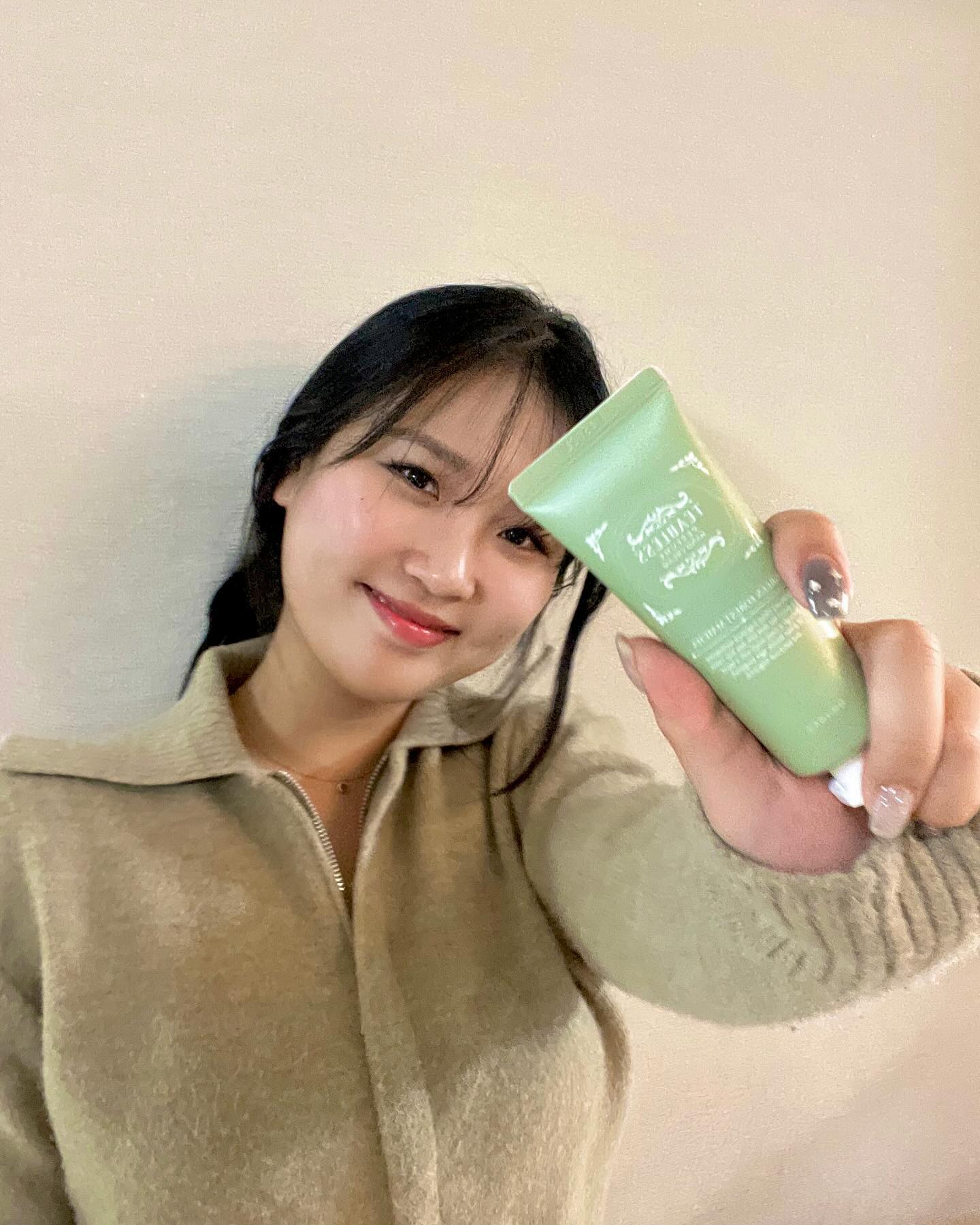 #티블레스 #제품제공 #협찬 

아뉘 나 핸드크림덕후인걸 어찌알고 핸드크림을
디자인 부터 넘 존재감 뿜뿜하지 않나?🫶

✨그린 포레스트 말차 퍼퓸 핸드크림 ✨ 그리너리향인데 완전 상큼하고, 완전 파릇파릇한 봄느낌이야🌱 
촉촉하고, 향은 은은하게 나서 조흠

디자인도 예뻐서 들고다니면서 다들 탐낼거 같은 기분이야ㅋㅋㅋㅋ
아직 날이 추워서 손 많이 트는데 가방에 쏘옥 넣어 다녀야함!

브랜드도 ‘TEA’블레스 라서 티의 유효성분과 향기를 담은 티퍼퓸 스킨케어 라서 바디나 헤어 제품도 있는데 다써보고싶울 정도로 향이 너무 좋아서 다써보고시품🫠
나 먹는건 육식이지만 제품은 동물실험 없는 비건만 쓰는디 완전 비건☘️

eteabless_official 다른 향의 제품도 사용해볼 예정ㅎㅎ
