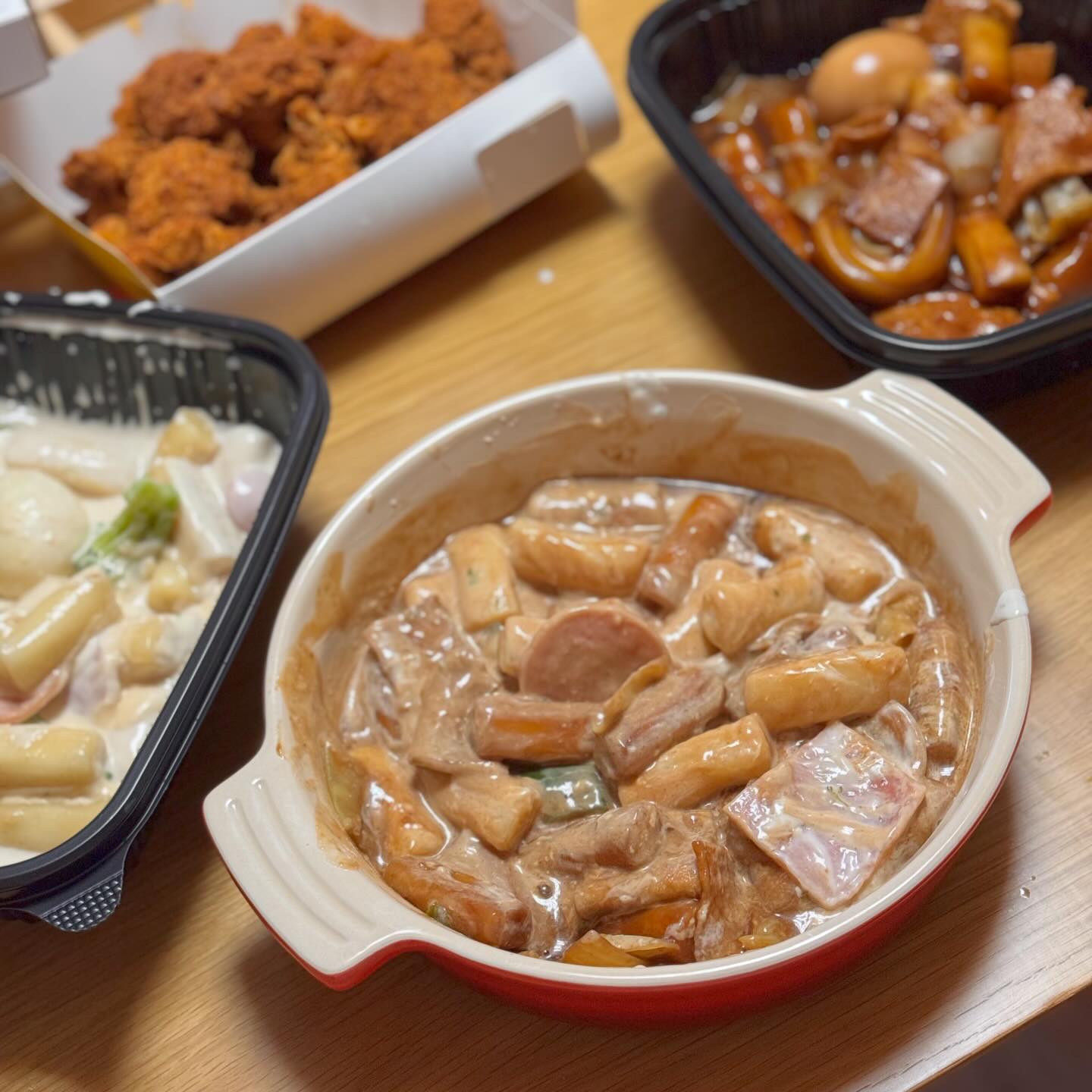 #협찬
한 번에 세 가지 맛의 떡볶이를 맛 볼 수 있는
그런 메뉴가 있다고?

걸작떡볶이치킨의 신메뉴 그레~이색이야는
크림, 짜짱 , 그레이 떡볶이,
이렇게 세 가지의 맛을 즐길 수 있어요.

크림 떡볶이와 짜짱 떡볶이를 섞어주면
그레이색이야 떡뽂이가 완성됩니다.

크림의 부드러움과 고소함에
짜장의 매콤함과 짭짤함을 한 번에 느낄 수 있어요.

당연히 맵기 단계도 선택 가능.

거기에 더해 스윗마라시즈닝치킨까지 먹으면
입 안에서 새로운 맛이 팡팡 터집니다.

오늘 저녁 메뉴가 고민이시라면
걸작 그레이색이야 추천!
.
.
.
#걸작떡볶이치킨 #떡볶이맛집 #저메추 #그레이색이야 #걸작떡볶이 #신메뉴 #배달음식