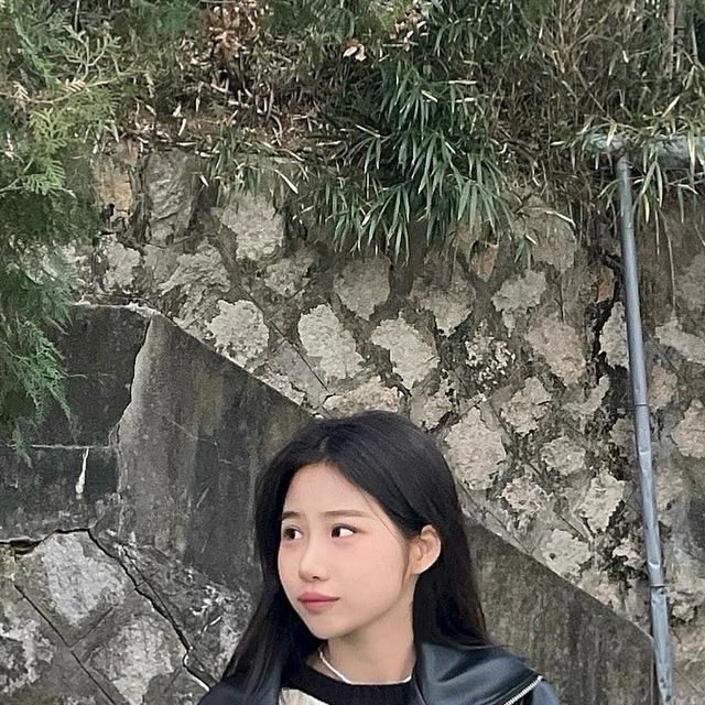 이서연 Lee seoyeon on Instagram: "#광고 @vivabrown_official 비바브라운(VIVABROWN)] 85-VIVA008 [비건 레더] 커브드 숏 레더 자켓 블랙, 아이보리, 브라운 컬러 중에 블랙을 픽했어요🖤 동물성 원료, 동물 실