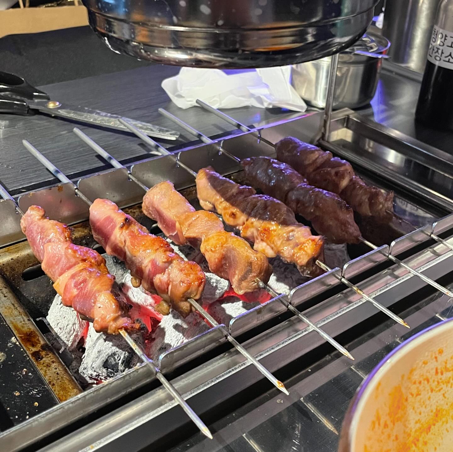 #협찬 [51번째식탁] 이가네양꼬치 무교점
: 부드러운 양꼬치와 양갈비가 맛있는 집

을지로입구역에 위치한 #이가네양꼬치 에 다녀왔습니다.🍖🍖

=menu=
양등심꼬치 22,000원
양갈비 25,000원
온면 7,000원
================

이곳은 을지로 입구역에 있는 새로 오픈한 이가네양꼬치 무교점 입니다‼️

저희는 양꼬치와 양갈비 그리고 사이드로 온면을 사켰어요

기본 찬으로는 쯔란과 양꼬치 시즈닝 그리고 청양고추 간장, 무생채, 야채무침, 그리고 땅콩이 나오구요

먼저 양갈비를 먼저 불판에 올려주십니다. 기본적으로 잘라주시고 소고기처럼 약간만 익혀서 먹으면 됩니다‼️

양갈비는 부드럽고 육즙이 크.. 너무 맛있었어요 잡냄새는 찾아볼 수도 없었습니다. 기본적으로 양념이 되어 나와서 어느정도 먹고 양념장 찍어 먹는걸 추천 드립니다👍👍

그리고 갈비를 다 먹은 후 사장님께 말씀드리면 꼬치를 올려주십니다 알아서 빙글빙글 잘 돌아가구요‼️

보통 양꼬치와는 다르게 고기가 엄청 두툼해서 1인분 양이 꽤 많았습니다. 고기 자체가 부드럽고 육즙이 많아 퀄리티 자체도 좋았습니다🤤🤤

맛은 말해뭐해 맛있었고 사장님도 친절하시고 심야영업도 한다고 하니 회식장소나 데이트 장소로도 손색이 없을 것 같은 곳이었습니다‼️

오픈 이벤트로 양갈비와 양꼬치 할인도 진행중이니 참고 부탁드립니다‼️

===============================
🚘 서울 중구 을지로3길 17 이가네양꼬치무교점
⏰ 평일 11:00 - 03:00
  02:30 라스트오더
  주말 11:00 - 23:00
  22:30 라스트오더

#협찬 #무교동맛집 #이가네양꼬치무교점 #을지로심야식당 #을지로회식맛집#데이트코스#연애일기#yummy#foodpics#foodporn #맛집추천#맛집스타그램#먹스타그램#먹스타#먹스타맞팔#맛집탐방#맛집투어#맛집#먹팔#먹맞팔#먹팔환영