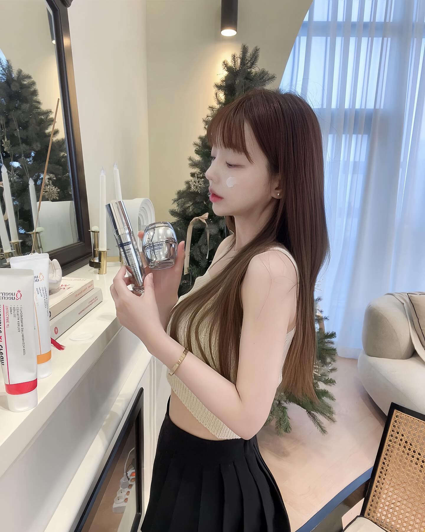 #광고 #sponsored 

#오늘의 #잠들기전 #스킨케어 ✨

한의사 와 공동 개발한 기초라인 5종 🤍
Queen’s Queen premium skin care

의약품 연구,개발 해온 최경석 박사님의 피부 미백과
탄력강화 의 핵심성분으로 4년간 연구 끝에 탄생한
피부 토털 솔루션 패키지 😌✨

지율PICK
스팟AC크림 – 진정시키고 싶은 부위에 톡톡 
인텐시브AT크림 – 쫀쫀하게 차오르는 즉각적인 수분공급
윙클12아이크림 – 잠든시간동안 강한 보습막으로 탄력과 브라이트닝
브라이트닝 크로스캡처HA세럼 – 미백에 탁월한 인생세럼
브라이트닝 크로스캡처HA 크림 – 저자극 안티에이징 

촉촉한 피부로 내일 엔 #꿀모닝 🫶

yulyul_j 

#뷰티인플루언서 #스킨케어추천 #피부관리 #피부트러블 
피부보습 #브라이트닝 #안티에이징 #lifestyle #skincare
#릴리앤율 #잠들기전스킨케어#지율pick💋