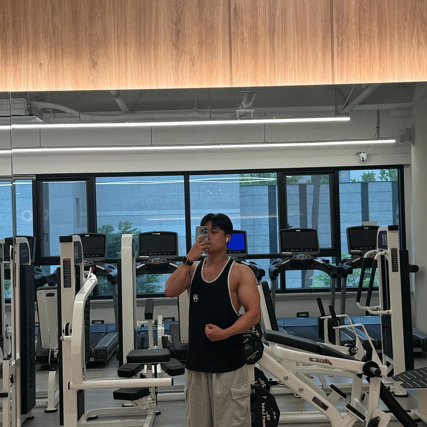 출근 전 모닝 등 운동 완료🤜🏻
하체 할까 등 할까 고민했다가 결국.. 등 
이유는 하체는 컨디션 좋을때 하고싶어서 아껴두고 있습니다 
무릎 컨디션이 아직 안 좋아서 😱😱 

부담 덜 가는 등 운동으로 변경! .. !
역시 일어나자마자 운동하면 힘이 없어 (๑ˊȫॢˋ) 

그리고 운동 후 잠깐 기분이 좋지만 출근하면 피곤함😴 

마지막은 10분 후딱 유산소!! 
다들 오늘도 화이팅🤜🏻 

다이어트 전 : 78kg
지금 아침 공복 : 74.6kg