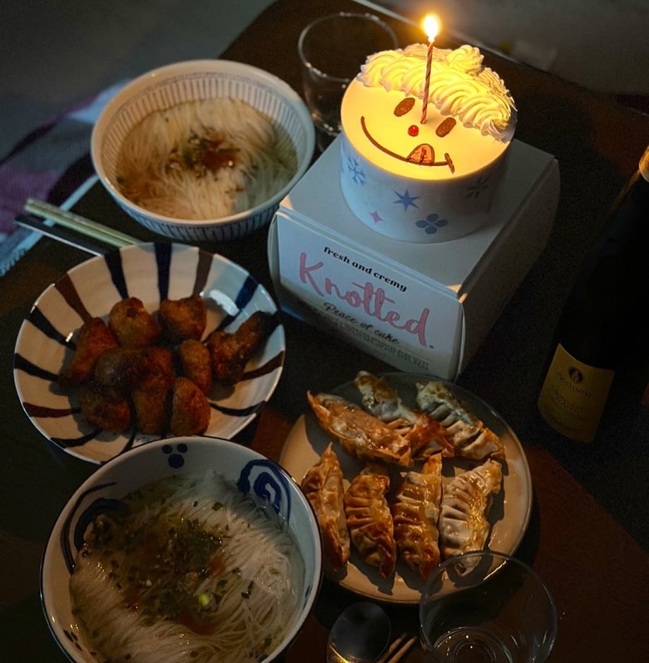 23년 크리스마스 🎄🎅🏻

집콕하며 집에 있는 재료로 간단하게 식사 완료
하루종일 코타츠 안에서 뒹굴 하니까 좋긴 하눼🤭
내일 출근하기 싫다🥹
.
.
.
.
.
#23년크리스마스 #크리스마스 #집콕 #🎄 #🎅🏻