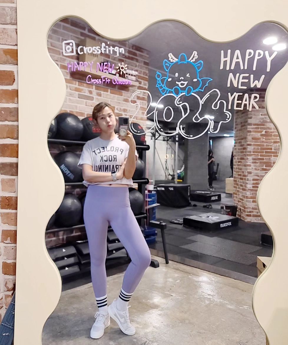#오운완 
태어나서 처음으로 해보는 #크로스핏
재밌대서.. 재밌는 마음으로 갔는데- 아?!
다음날은 운동한 부위를 움직일 수 없는 부작용이...🫠

필라테스나 요가랑 결이 너무 다르다 😂

근육통의 강도는 점점 줄어가는거같...으..ㄴ...ㄷ...ㅔ...???
운동할때마다 사지가 더 빨리 떨려오는건 안비밀.. 😂

오늘(4번째)은 손바닥도 터짐 🤗
제일 비실비실 못하면서 혼자 운동 다한척하기
손씻을때마다 쓰라려 디질랜드
(그래서 손가락만 씻는중ㅋㅋ)

나름의 목표를 향해 최선을 다하는중인디
할 수 있을까?? 할 수 있겠지...?? 😊

첫번째 마지막만 같고 다 다른날들 사진📸

그나저나 #규현 목소리 왜케 좋은거냐 💖 누나 설레게💝

.

#크로스핏퀸 #살기위해하는운동 #운동2주차 #체력거지 #운동하는여자 #웨이트 #주부인플루언서냥냥