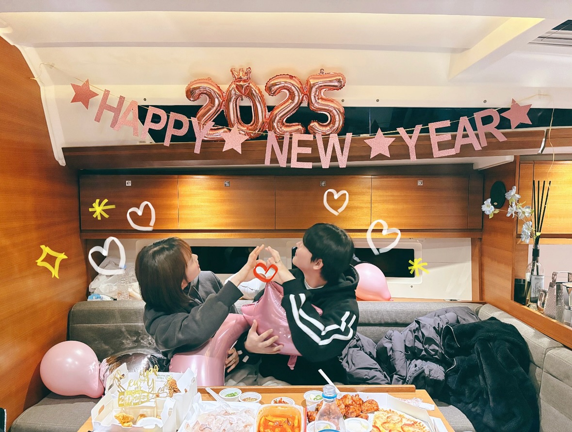 ⛵️

"2025 Happy New year"

요트에서 함께한 신년 시작, 
선장님의 인생 덕담도 듣고 
웃고 떠들다가 뒤늦은 해돋이도 보고
밤새도 알찼던 여행 기록✍️