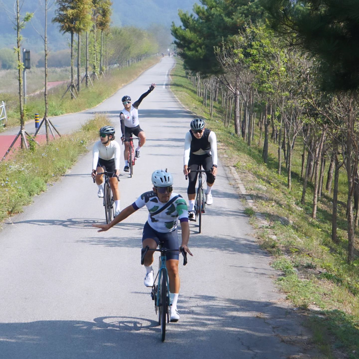 처갓집레이싱팀&벨로파크 대청호 라이딩🚲

우천 연기되어 드디어 진행하게 되었는데
피반령 정상에서 치킨과 아메리카노 먹는 기분을 아시나요?🍗☕️
무한 낙타등 대청호 코스가 아니라서 좋았고
라이딩 종료후 무한 치킨 & 맥주는 진짜 꿀맛!

코스 설정 및 안전 무복을 기획한 관계자분들께 감사드립니다.

치킨은 어디?🍗#처갓집치킨

라이딩 보급지는 어디?🚲#벨로파크

커피는 어디?☕️#커피팰

🚲🍗☕️📷
velo_park_coffee 
cheogajip_racing 
coffee__pal