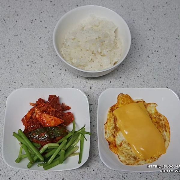 집에서 간편하게 먹을 수 있으니 너무 좋네요~ 살짝 매콤하면서도 달콤하고.. 칼칼한 맛이 밥도둑이 따로 없어요~ 오독오독 씹히는 맛도 좋고 부르럽게 넘어가는 식감도 좋아서.. 밥 한공기 뚝딱 하는건 일도 아니랍니다~ 밥반찬 없을때 집에서 먹기도 좋지만, 나들이 갈때, 캠핑 필수 준비물로 챙기기도 좋을듯 했어요^^

:#홍어무침, #간재미무침, #술안주
