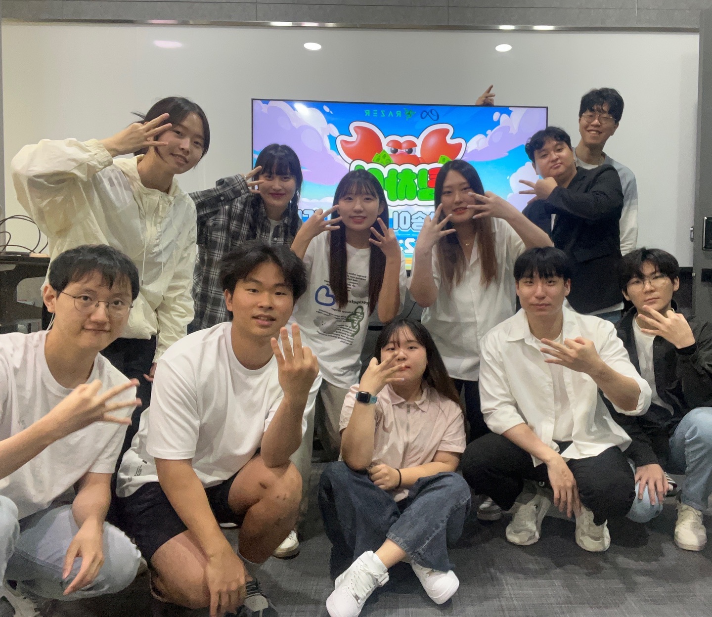 [ECCAxRAZER 팀차이]

❗️제안서는 정말 어려워
이번 스폰서십을 지은님, 채원님과 함께 작성했다. 처음으로 공통 제안서가 아닌 타겟을 정한 제안서였다. 근거를 만들기 위해서 대학생 설문조사를 하기도 했고 우리가 어떤 베넷핏을 줄 수 있을지 계속 생각했다. 매일 오후10시에 모여서 제안서를 써서 내 생활이 약간은 없었지만 너무 도움이 되는 활동이었다.

❓다툼의 중재
장기 콘텐츠이다 보니 중간에 언쟁이 생기기도 하고 많은 이슈가 자잘하게 생기기도 했다. 이럴 때 어떻게 해결해야 모두가 납득이 될까? 납득을 시키는 건 정말 어려운 일인 것 같다.

❗️예방책을 세웠다면 실행계획도 철저히
첫 대회 한정으로 팀원이 결석했다면 운영진이 대타를 뛸 수 있도록 했다. 근데 우리가 누굴 내보낼지 생각을 해놓지 않아 이슈가 생겼다. 이런 부분까지 생각하지 못했다니..디테일이 떨어졌던 것 같다

❓옵저빙
결승은 방송을 했기 때문에 나는 옵저빙을 했다. 지은님과 같이 했는데 진짜 죽는 줄 알았다. 좀 더 잘 잡아주고 싶은데 도대체 옵저빙은 어떻게 하는걸까? 배워보고 싶다. 

❗️이러니 저러니 해도
이러니 저러니 해도 팀차이가 나에게 많은 도움을 준 건 분명하다. 내가 뭔갈 해냈다는 느낌을 받았고 어떻게 보면? 중심축에서 활동한 것 같아 더욱 얻어간 것들이 많았다.