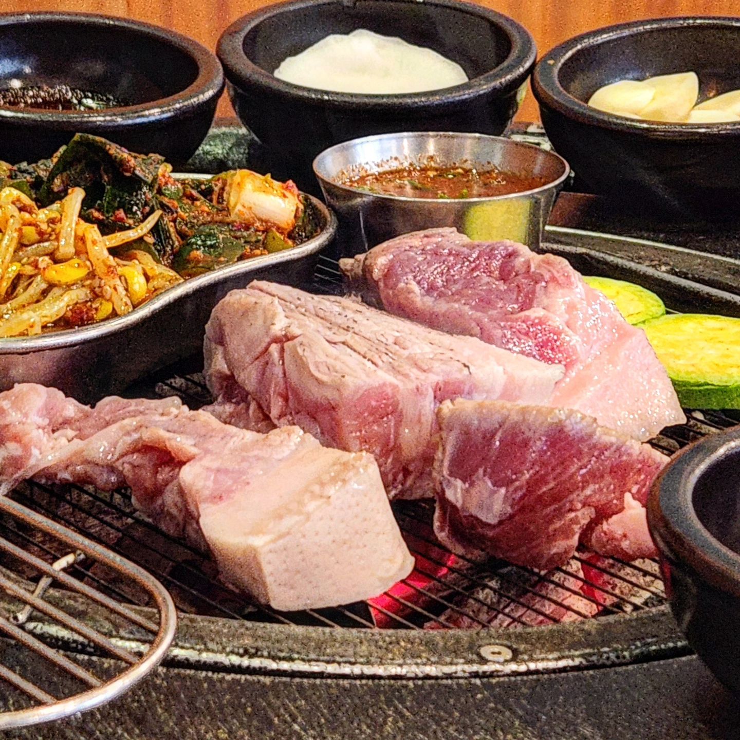 #협찬 원조부안집, 고기의 풍성한 맛을 즐길 수 있는 곳! 🍖

가성비와 맛 두 마리 토끼를 모두 잡은 부안반판과 10분밥으로 배 터지게 먹고 왔다.

🥩🥩부안반판
육즙목살, 숙성삼겹, 쫀득살, 김치찌개, 구이용야채

1. 육즙목살 🥩🔥
👉 부안반판의 육즙 가득한 목살! 고기의 신선함과 풍부한 육즙이 입맛을 깨운다. 입안 가득 퍼지는 고기의 고소한 맛이 최고다.

2. 숙성삼겹 🍖🔥
👉 고기의 깊은 풍미를 즐기기에 제격인 삼겹! 두툼하면서도 부드러워 자꾸 입에 넣게 된다.

3. 쫀득살 🥓🔥
👉 입안에서 녹아내리는 쫄깃한 식감의 쫀득살! 씹을수록 쫀득쫀득해서 쫀득살이라는 별칭이 정말 딱이다. 평소 껍데기를 안 좋아해서 입맛에 안맞을 줄 알았는데 정말 맛있게 먹었다.😋

4. 부안김치찌개 🍲🌶️
👉 부안반판의 특별한 구성, 부안김치찌개! 진한 국물과 매콤한 김치, 돼지고가가 어우러져 한 그릇 뚝딱하게 되는 완성되는 깊은 맛이다.

5. 10분밥🍚🍳
👉 말해 모해, 간장+버터+계란이면 무조건 맛있는 거 다들 알죠?!

#원조부안집익산모현점 #모현동고기집 #모현동삼겹살 #모현동고기 #모현동회식 #모현동맛집 #익산고기맛집 #익산맛집추천 #익산맛집 #익산역맛집 #익산한식맛집 #익산삼겹살 #익산목살 #원조부안집 #쫀득살