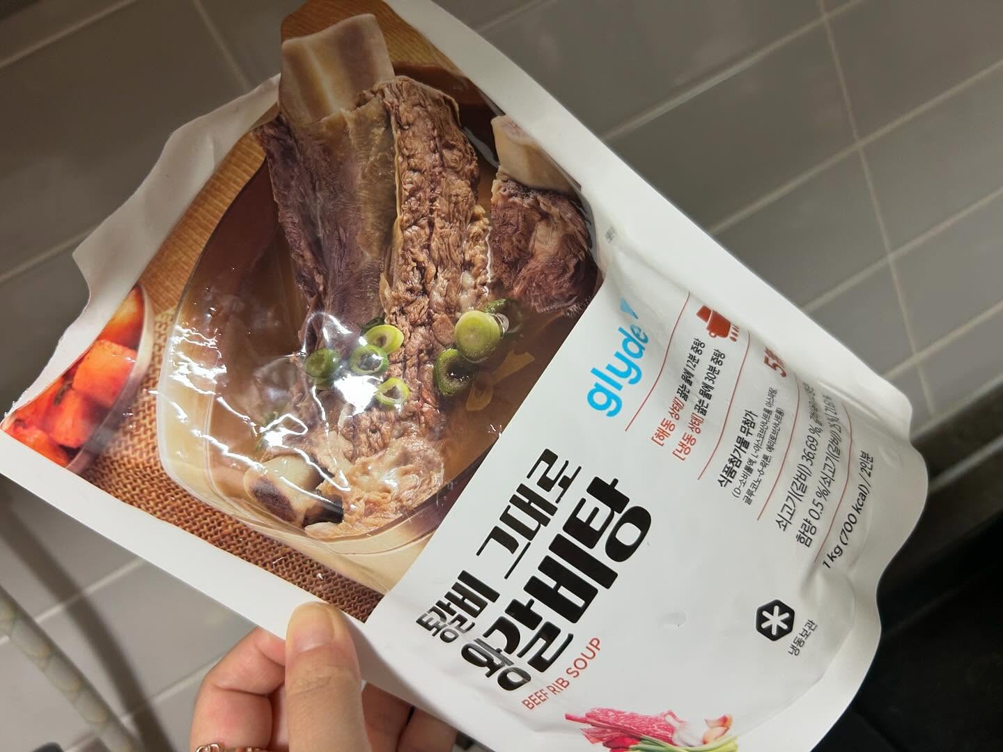 지금까지 갈비탕 드실때 감질맛나셨던분들!!
글라이드 왕갈비탕 드셔보세요!!
통갈비가 그대로 들어간 글라이드 왕갈비탕은
‘단 한분이라도 더 건강하고 맛있게 드셨으면 하는 마음으로 만듭니다’ 라는 슬로건을 바탕으로 불필요한 첨가물은 넣지 않는 ‘무첨가 원칙’과 신선한 식재료를 사용하여 최상의 맛을 내어 우리 가족, 우리 아이가 걱정 없이 맛있고 간편하게 즐기는 건강한 푸드 라이프스타일을 만들었다고합니다!!
22cm 팔뚝만한 대왕 갈빗대가 2대나!!! 들어있어요!
사진으로 크기를 다담지못해 아쉽네요ㅠㅠ
들고있는데도 너무 무거웠었어요 ㅋㅋㅋ 셋이먹고 배터지는줄
갈비탕 고기먹고 배뷰르다는 소리 들어보셨나요??ㅋㅋ
국물에 밥까지 말아서 아이들 고기송송썰어주니
한그릇 뚝딱하더라고요!!! 힘들게 질긴고기 뜯어줄필요없이 가위로 잘라줘도 살덩이가 엄청나게붙어있으니 편하고 좋았습니다👍🏻

글라이드에서 프로모션중이라고해요!
*왕갈비탕은 평상시에 할인 행사가 없는 상품입니다 🙊

- 18만개 판매 기념 감사 이벤트 1차 완판, 2차 앵콜 이벤트 진행 (11/7~11/14)
- 총 1.5만원 상당 혜택 100% 증정
 - 최대 6천원 할인 캐시 증정
 - 9천원 상당의 ‘순댓국’ 100% 무료 증정 (특별구성 5개입 구매시)
- 이벤트 링크 : https://glydeapp.page.link/aS78 (11/7 오픈 예정)

*본 리뷰는 글라이드에서 무상지원받아 작성된 글입니다

#글라이드 #왕갈비탕 #글라이드왕갈비탕 #갈비탕맛집 #갈비탕추천 #리뷰 #체험단 #리뷰어 #협찬