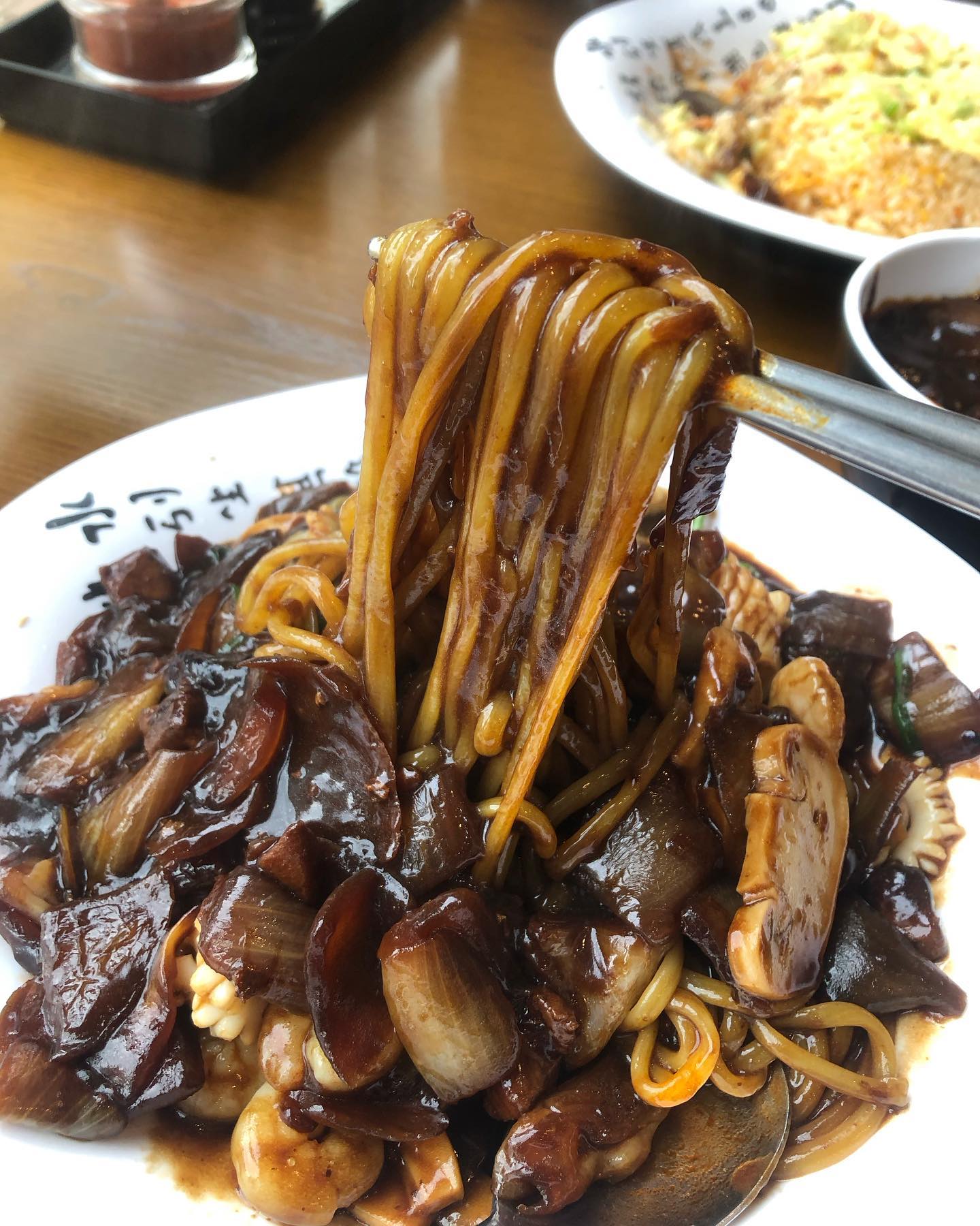 짜장면은 고향의맛이다;;;
늘 찾게 되는 그리운 맛

평생 못 끊겠지?

#헤이해진마음 #퉁실퉁실 #즐거운입무거워진몸 #비올땐짬뽕인데 #또언제먹지