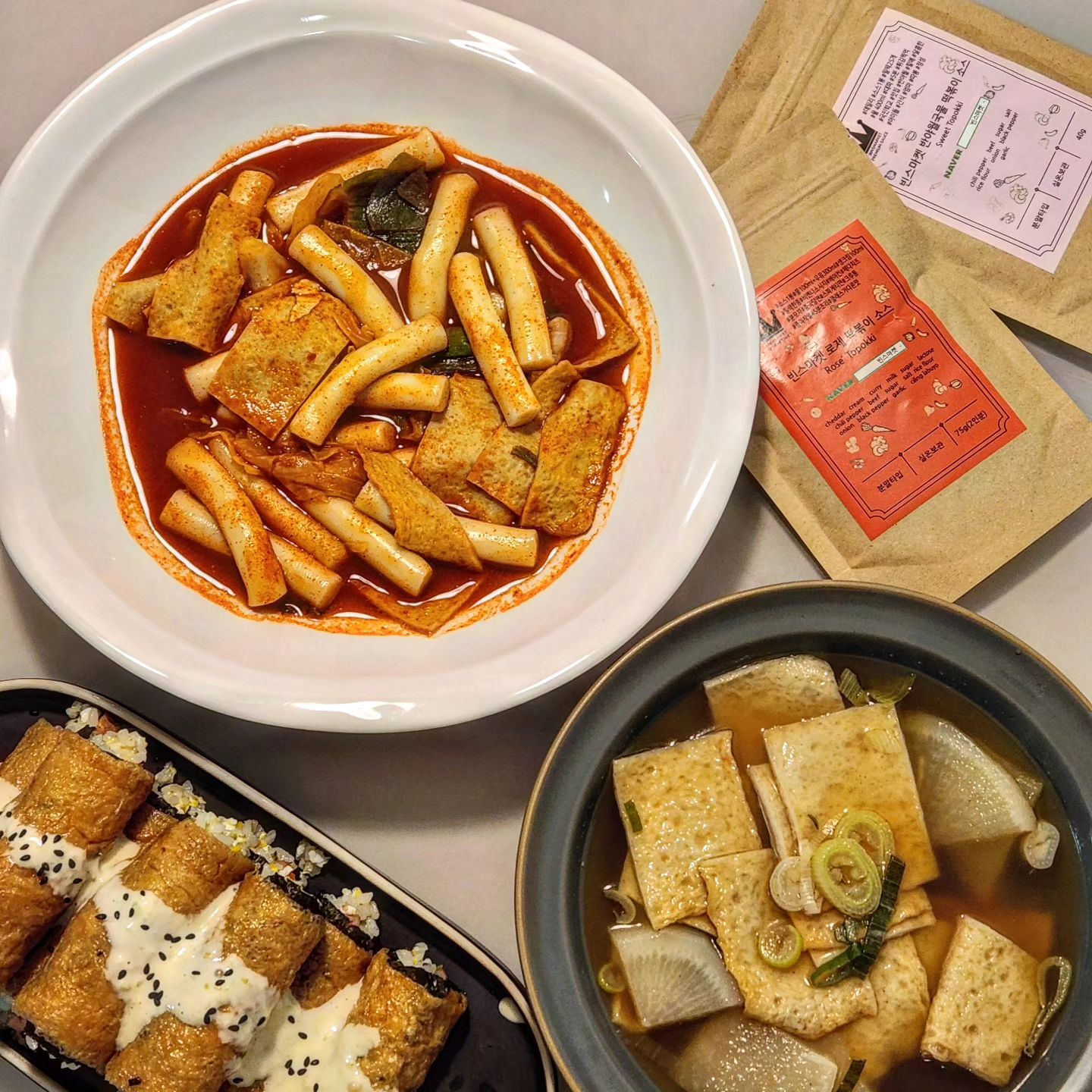 #제품제공 빈스마켓 떡볶이 밀키트
⠀
⠀
빈스마켓에서 보내주신 떡볶이 밀키트로
어제 저녁은 뭐먹을까 고민없이 분식퐐티!🤟
⠀
조리하기 너어어무 쉬운데
누가 조리해도 100% 대박집 떡볶이 맛이 나는
빈스마켓 떡볶이 소스!❤️
⠀
요고요고 전참시에 나온 제품인거 아세요!?
⠀
다양한 떡볶이 맛이 무려 11종!!⭐️

소스가 분말 타입이어서 실온에 장기보관이 가능하고
이것저것 다양한 요리에도 사용이 가능해요!
⠀
저는 포장마차 떡볶이 소스로
양배추까지 추가해서 만들었는데
칼칼한 맛이면서도 자극적이지 않아서 넘 맛있었어요!
⠀
소스 패키지에 추천 요리법이 깔끔하게 적혀있으니
어떻게 조리해야 하나 걱정 노노!
⠀
조만간 다른 맛들도 도장깨기 해볼께요!🫶
⠀
⠀
gimbohyeon9099
⠀
⠀
#업체로부터제공받은제품입니다
#빈스마켓 #떡볶이밀키트 #떡볶이레시피 #떡볶이분말 #떡볶이분말소스 #떡볶이가루 #떡볶이만드는법 #떡볶이소스만들기 #떡볶이양념 #떡볶이양념장 #떡볶이 #간단떡볶이 #떡볶이만들기 #덕복희 #분식파티 #홈분식
#홈쿡 #집밥 #간단요리