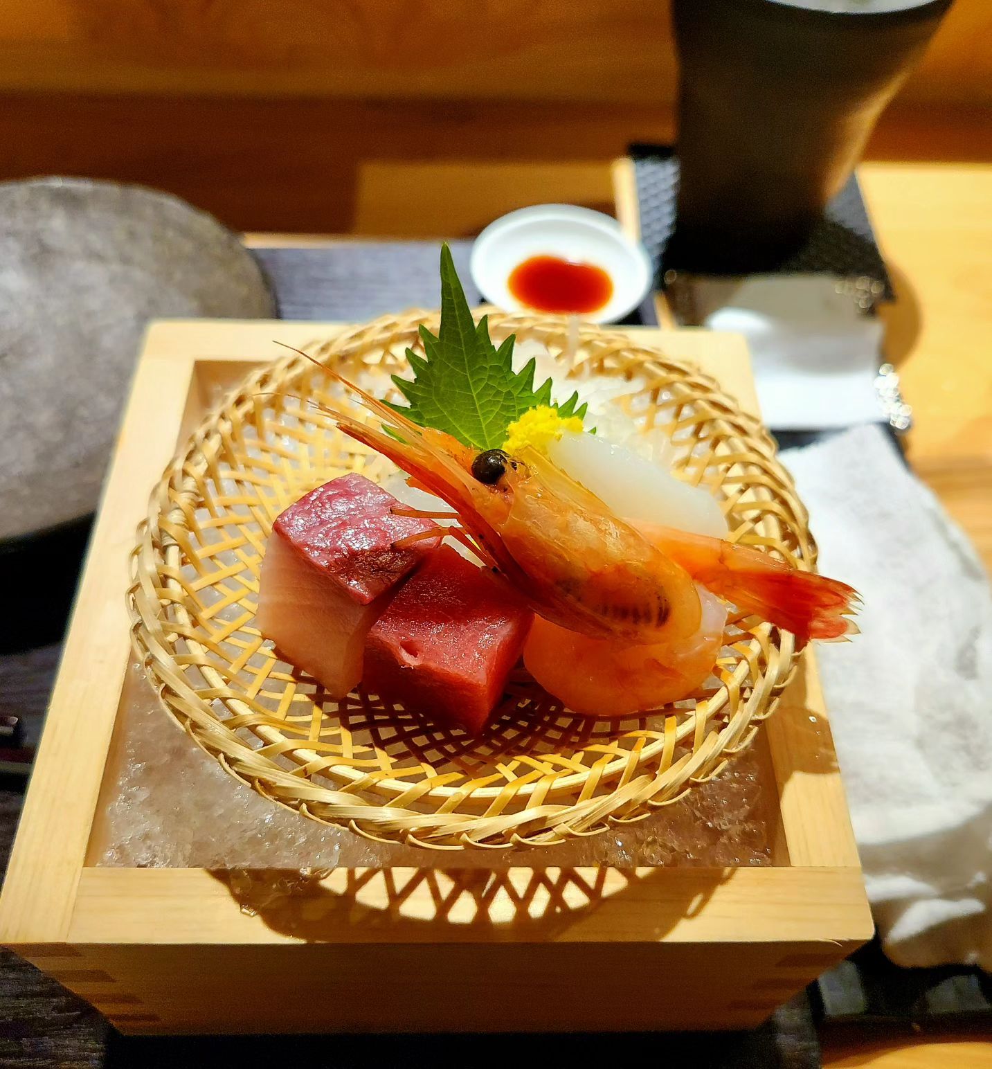 신년 좋은 사람들과 가성비 오마카세 어때요?🍣⠀
⠀
⠀
⠀
이번에 방문한 곳은 오픈한지 얼마 안 된 스시 오마카세 "스시도쿠겐 왕십리본점"입니다!⠀
왕십리역에서 1분이면 갈 수 있어서 접근성도 좋아요!👍👍
⠀
⠀
런치는 22품 49,000원 디너는 25품 79,000원 사시미는 27품 119,000원에 구성되어 있어요!⠀
메뉴는 상시 변경이 되니 이 점 참고 꼭 해주세요!⠀
⠀
⠀
제가 방문했을 당시에는 전복, 굴, 우니, 여러 생선등 정말 다양한 종류의 스시들이 나왔어요! 😚😚
뿐만 아니라 사시미와 마지막엔 차슈 돈코츠 라멘도 나와서 정말 배부르게 한 끼 먹을 수 있었어요 ♥♥♥⠀
⠀
⠀
⠀
🍽️ 서울 성동구 왕십리로 295 1층 스시도쿠겐 왕십리본점⠀
🍽️ 12:00 ~ 21:30⠀
🍽️ 02-3395-0023⠀