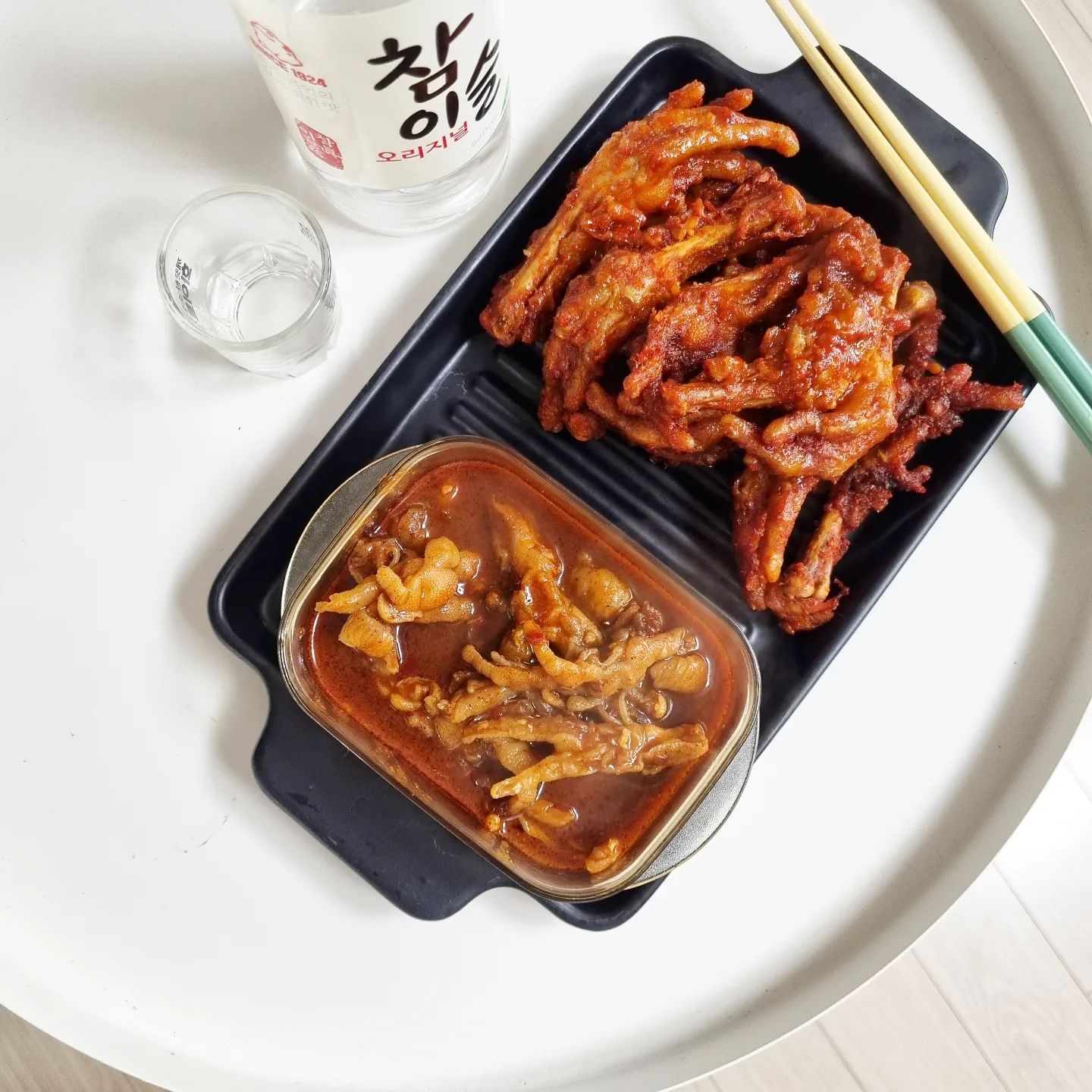 #협찬 
맵찔이임에도 맛있게 매운 맛이라 술안주로 딱 좋네...ㅎ
특히 찜팩용기 그대로 전자레인지에 돌려주기만 하면 촉촉하고 쫀득한 맛이 잘 유지되니까 너무 편하고 좋다~!
닭발은 뜯는맛이 있어야 하는데 직화통뼈닭발 요거 물고 뜯기 좋아...ㅋ
직화구이 향이 확 느껴지면서 자꾸만 손이 가는 맛~!
마라국물닭발은 국물까지 화끈하게 먹을 수 있어서 좋네...^^

hasungmall #마라닭발 #통뼈닭발 #아들스타그램 #신상품나왔을땐 #뷰티 #인테리어 #08L #닭집아들 #홈카페 #일상 #요리 #패션