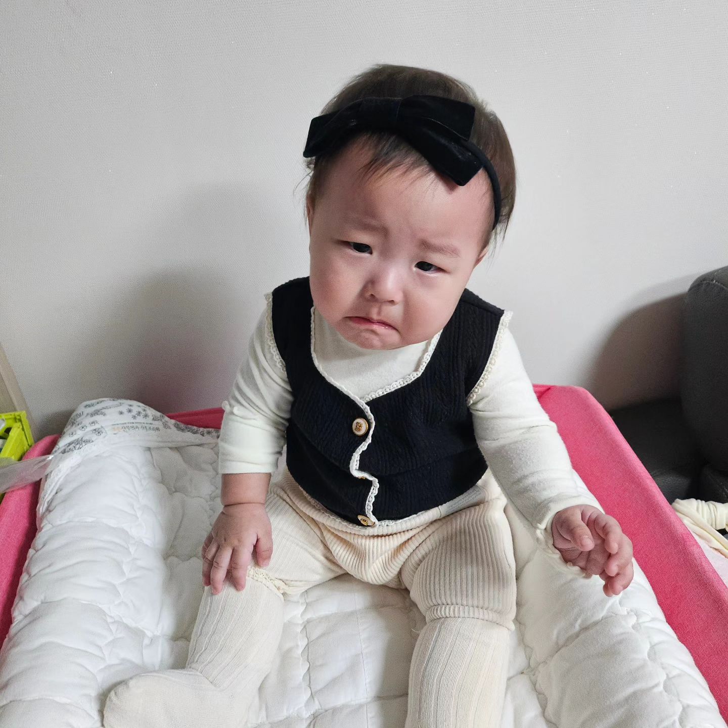 언제 숨겨질지 모를 피드♡

아니 그냥 이모습이 넘넘 귀여움...

어제 밤부터 열이 슬슬 나더니 오늘은 39도 찍길래

병원 갈라고 하는데

진료 봐야 하니 분리 옷생각 하다 

내복은 열나니 안입혀야지 하다

생각한 코디 입히고 보니 헤벤까지 딱좋아

넘넘 이뻐 사진 한번 찍자 햇지만...

졸린데 안 안아주는 엄마한테 화나심

엉덩이 들며 울고 불고...(진짜 성질머리 얼굴값해ㅋㅋ)

그래도 나가니 좋으데♡

코감기 오래되서 목감기로 온...
중이염도 잇구ㅠㅠ

오빠들 방학 이니 우리 집콕 하자....ㅠ