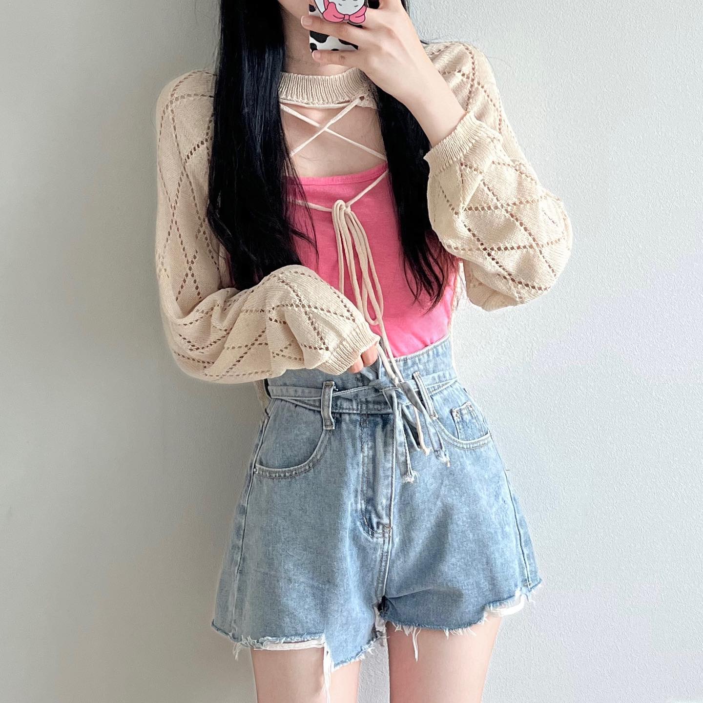 쥬쥬 약 열네밤만 the 자면 일본 여행 가지롱 ♡⁼³₌₃ 신난다 . . 신난다 . . 친구들이랑 시밀러룩 예쁘게 맞춰입고 다녀와야지✨ 오늘 코디는 워터밤 재질로 가져왔는데 사실 쥬쥬 물 무셔워해 아이콩 ๑> <๑ 물에 젖은 생쥐 꼴이 되는 건 공주의 품격과는 맞지 않는 것 같다는 생각이 들어서 말이야. . ♡̷•°₊✧ (작년에 흠뻑쇼 다녀옴) 뒤에 엑스자 꼬임이 있는 핫핑쿠 나시에 하이웨이스트 반바지 매치해주고 치렁치렁한 스트랩이 굉장히 매력적인 펀칭 볼레로 하나 걸쳐주면. 갹 ,,, 공주계의 패셔니스타 바비언니. . 쥬쥬가 이긴 듯 ? *^^* 아잇 방금 발언은 비밀이야 쥬쥬들🎀 쉿 ~♡