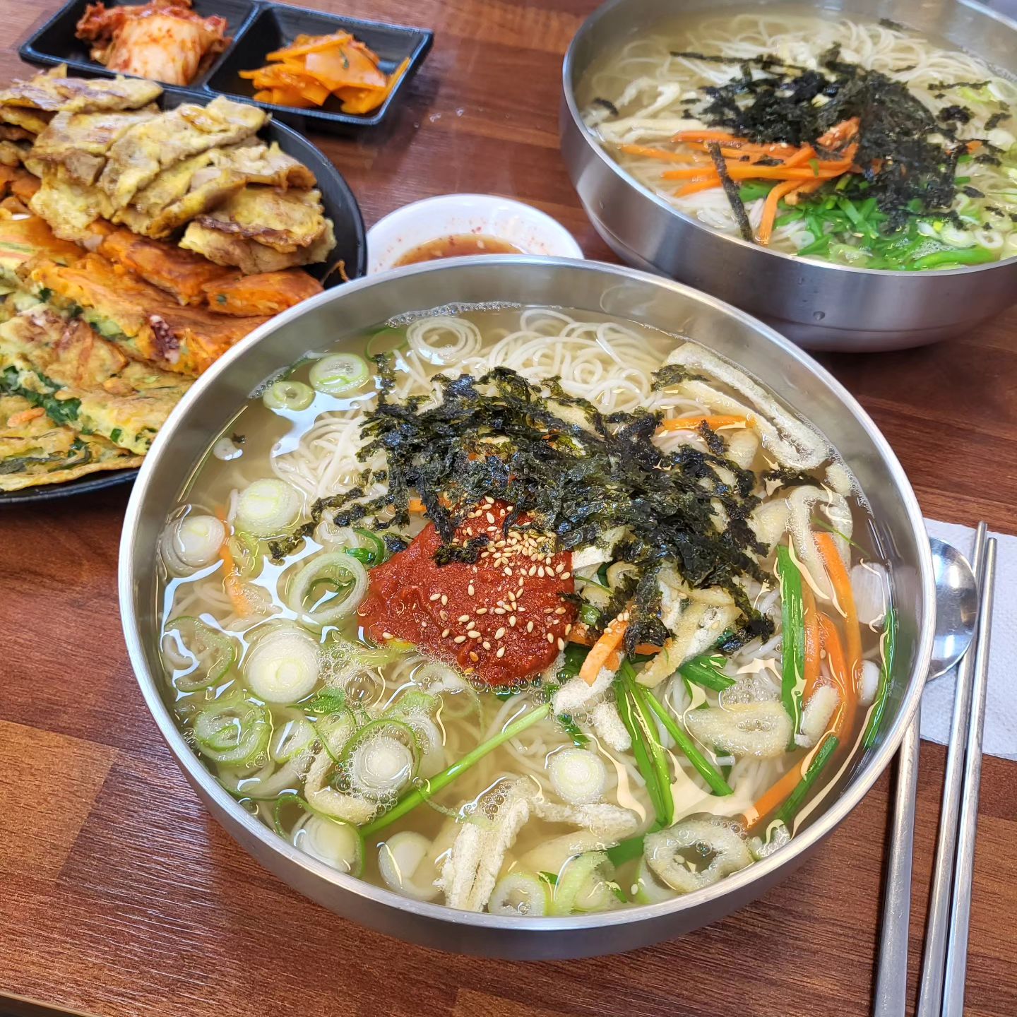 어마어마한 양에, 맛있기까지 한 행주산성 잔치국수 맛집 #협찬 

*주문한 메뉴*
잔치국수 6,000원/ 얼큰잔치국수 6,000원
모듬전 12,000원 

행주산성 근처 국수집은 많지만, 이정도의 가성비 맛집은 처음 봤다🤭 기본 국수 양도 엄청난데, 육수+면이 무한 리필도 되는... 대식가들이 아주 좋아할만한 곳!ㅋㅋ
국수만 먹기 아쉬워서 모듬전도 추가 했는데, 육전이 진짜 너무너무 맛있었다...🫶 모듬전도 양이 많아서 결국 다 먹지 못하고 포장해왔는데, 집에서 데워 먹어도 또 맛났다😋 (집에선 막걸리랑 먹어서 더 그랬을지도🤣)
다음엔 국수+육전 세트를 주문하고, 모듬전은 포장해와서 먹으면 딱 좋을 것 같다😉 

✔️건물 옆+건너편 넓은 주차공간 
✔️반려동물 동반가능
✔️배부를때까지 국수 리필 가능 

#행주산성잔치국수 #고양시맛집 #반려동물동반가능맛집 #고양국수맛집 #고양반려동물동반 #리뷰노트