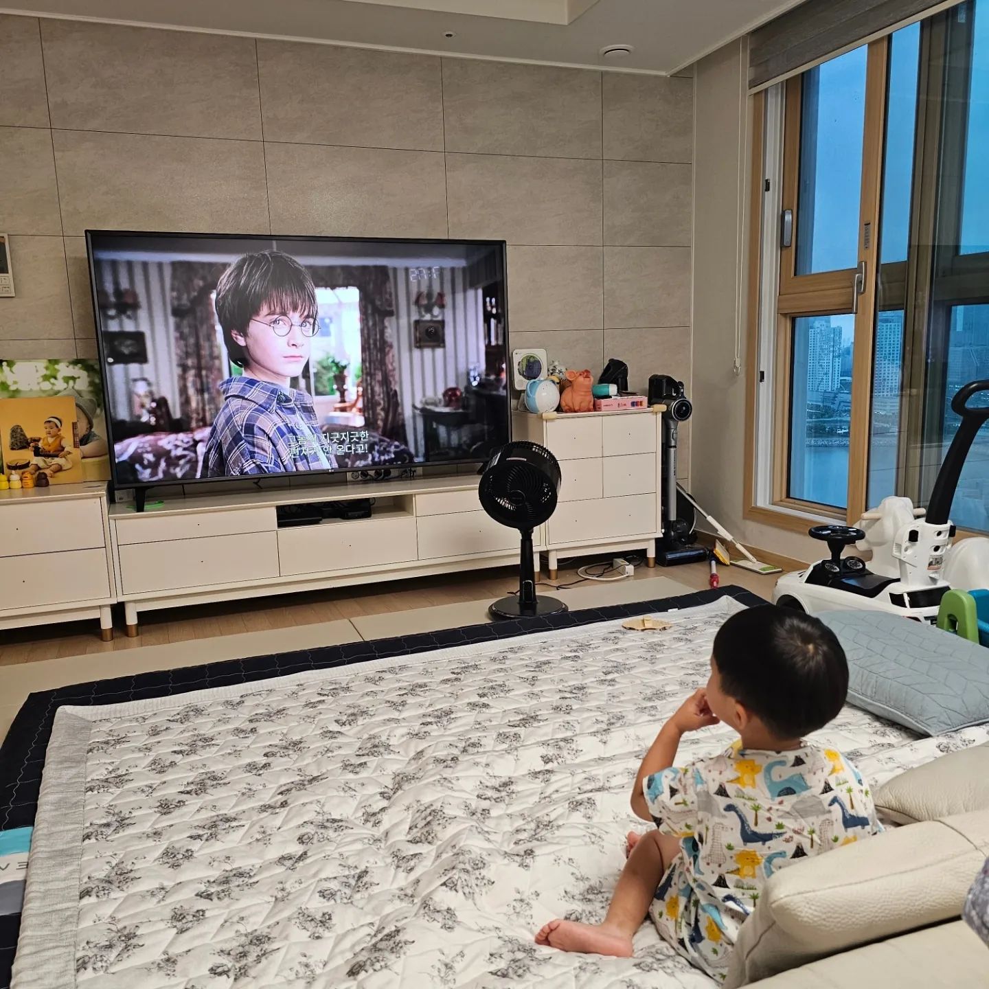 태양이 기록

해리포터 감상중
엄마랑 다른 취향이구나
엄청 집중해서 보네
아빠랑 같은 취향이라 다행인가🤭

#태양이
#37개월
#해리포터
#무슨재미지🤔
#바나나킥과함께
#영화감상중
#해리포터더빙어디서구하지