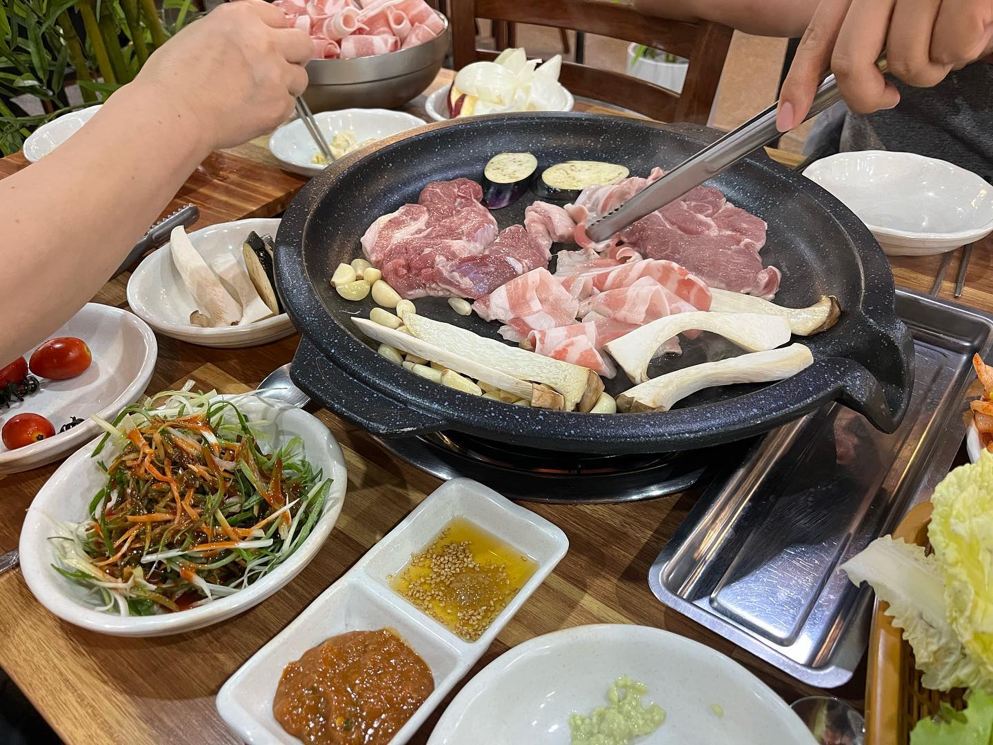 🏷 반곡동 고기집 추천! 찌개도 맛있어요-
📍 세종특별자치시 한누리대로 1820 왕관빌딩 205호 206호
📍 매일 11:00~23:00

반곡동에 은근 맛집 많은거 알고계셨나요?
그 중 찌개com.고기 집은 이름을 고기랑찌개랑으로 변경하신 것 같더라구요?
김치찌개, 된장찌개는 물론 제육 등 메뉴가 너무 다양해서 식사로도 좋고
신선한 고기를 직접 제작하신 불판에 올려 구워먹으면 그것도 존맛탱!
넓직한 자리에 아기의자도 준비되어 있어서 외식장소로 좋아요.
목살이 특히 부드럽고 맛있었다는 점!
푸짐한 샐러드바엔 아낌없는 재료들이 가득가득-
반곡동고기집 찾으신다면 한 번 꼭 와보세요 :-)

#찌개com.고기 #세종반곡동맛집 #세종반곡동고기집 #반곡동회식장소 #반곡동점심메뉴 #반곡동삼겹살 #미블협찬 #오지기 #지기크루
