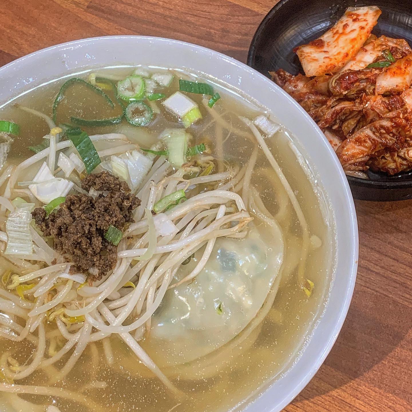 먹으면 맛나서 꾸왁 소리가 나오는걸까?😮

▪업체명▪

꾸왁칼국수

▫영업시간▫

11:15~19:30
일요일 휴무

▪메뉴🍽▪

칼만두 8,0

💬한줄평

을지로에서 건강검진을 받은 후 주린배를 움켜쥐고 뭐 먹을지 찾아보다가 방문한 꾸왁 칼국수🍜

11시 30분에 도착했는데도 내 앞에 3-4팀 정도 웨이팅이 있었다,,!
메뉴가 국수 또는 김치볶음밥 정도여서 회전율도 빠르고 점심 후닥 먹고 쉬려는 K-직장인들 덕분에 10분정도만 기다리고 바로 들어감. 

일단 김치가 맛있다. 나만의 칼국수 맛집 기준에서 큰 부분을 차지하는 김치. 감칠맛나는 겉절이 김치가 칼국수랑 잘 어울림☺️
국물은 후추맛이 많이 나면서도 깔끔하다. 
워낙 후추를 좋아하기 때문에 난 맛있었는데 후추를 선호하지 않는 사람들은 조금 강하다고 느낄 것 같음
칼만두지만 만두 한두개 있것지 싶었는데 3개나 넣어주심🤤 할무니 만두같고 양도 넉넉하고 가격도 괜찮고 만족스러운 식사였음🙋🏻
칼만두랑 김볶 같이 먹는게 국룰인거 같던데, 혼자가서 그렇게는 못 먹어봄 🥲 담에 또 먹으러 올 의향 있음!🙆🏻‍♀️

근데 왜 이름이 꾸왁인지 물어봐야지 하고는 까먹고 구냥 나와버림,, 혹시 아시는 분은 댓글 남겨주심 넘나 감사하겠슴🥹ㅋㅋㅋ

📍주소

서울 중구 창경궁로 67-13 꾸왁칼국수 1층
.
.
.
#을지로맛집 #광장시장맛집 #점심메뉴 #맛집추천 #칼국수맛집 #칼만두 #김치볶음밥 #꾸왁칼국수 #먹팔맞팔