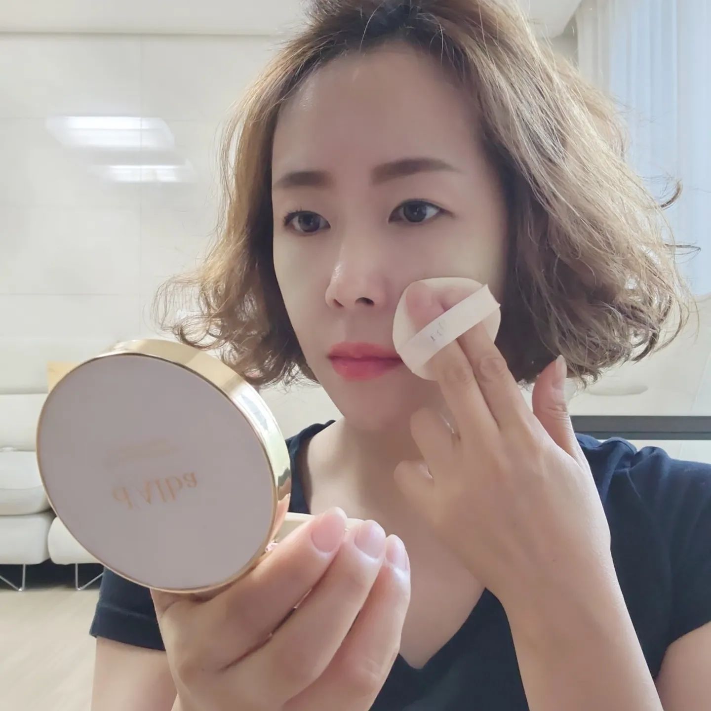 #협찬 

이정도면 달바 성애자아니냐고?
클렌징 썬크림 미스트세럼 쿠션까지 
달바사용한지 벌써 3년쯤됐나봐요 

지금 쓰고 있는 달바쿠션은 
달바 세럼이 쿠션안에 그대로 함유되어 있어서 
완전 촉촉하니까 건조한 제피부에 딱이더라구요 

이탈리아 비건 V-라벨 인증도 받았고
국내 저자극 테스트도 완료해서인지
예민예민한 제피부에 자극이 안느껴지니까
더더더 믿고 씁니다^^ 

찐 추천하고 불금을 즐기러 나갑니다~ 

#달바팩트 #달바쿠션 #팩트추천 #쿠션추천 #달바세럼글로우픽싱커버쿠션 #쿠션팩트추천#촉촉글로우쿠션#촉촉한쿠션#화이트트러플#예민피부#뷰티템#뷰스타그램#뷰티  
dalba_piedmont
