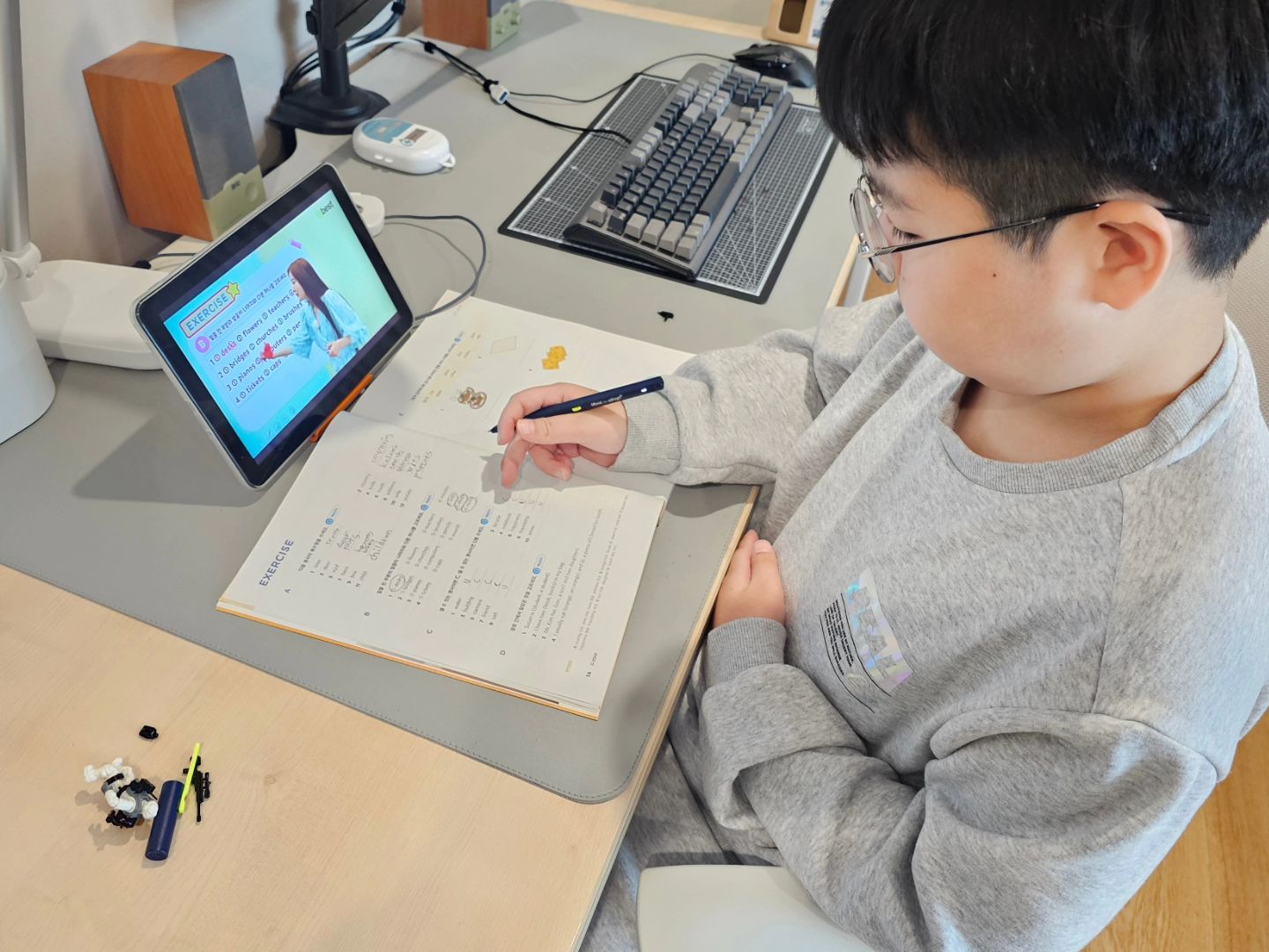 #도요새 6년 과정 완강 📚 
#빨간펜 누리과정부터 7년 완강 ✏️ 

학습학원 한번도 안다니고 초등학교마무리 🤗
필요하면 가야겠지만 스스로 공부할시간이
많았으면 하는 엄마의 욕심으로 지금까지옴 😊

고생했어 👏 👏 

#예비중1  1월부터는 #엠베스트

인강으로 공부하는 씽군이 중학교도 잘부탁해 😘

#메가스터디 #엠베스트 #인강 #자기주도학습