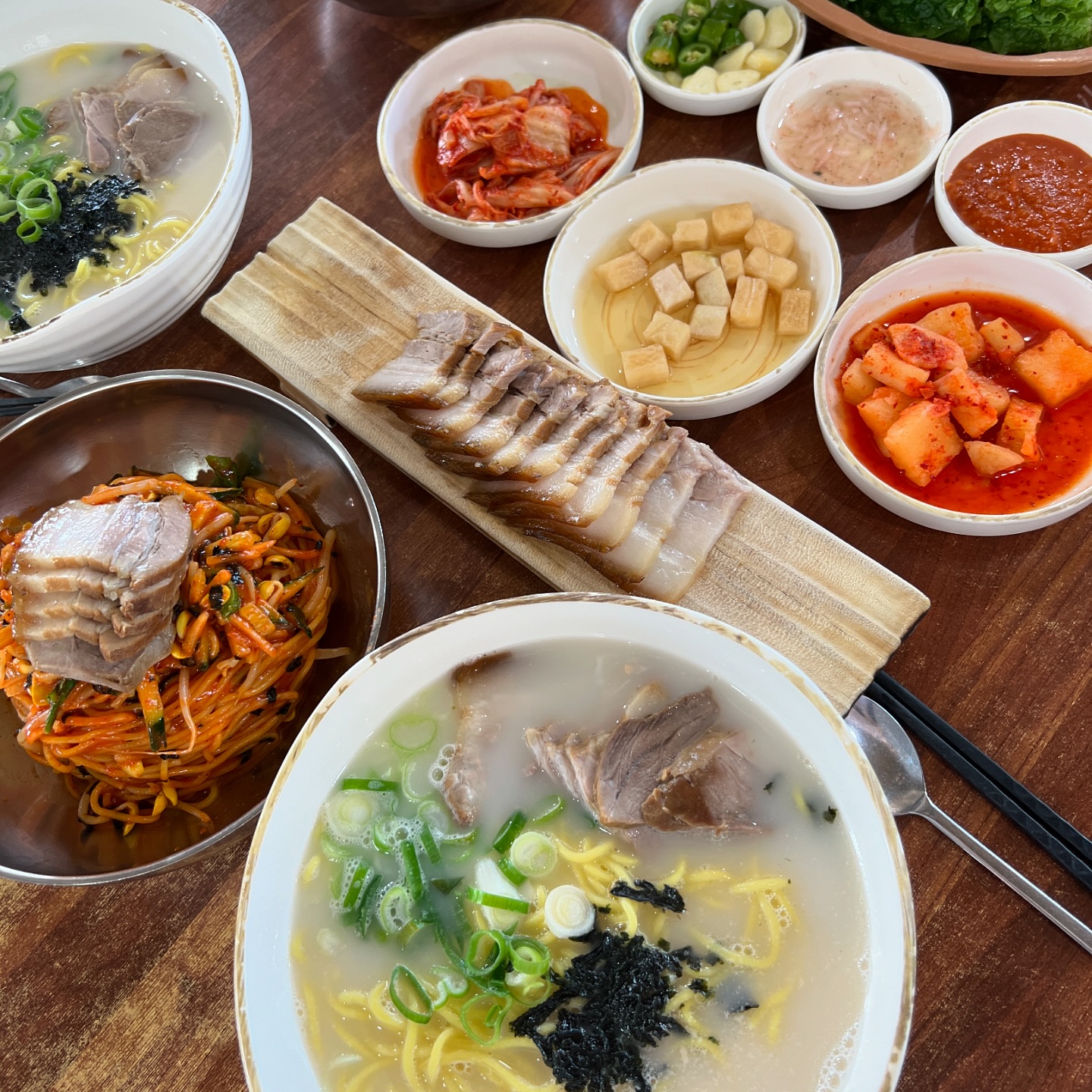 📍가시아방

🌴 2024.05.17 🍊

현우 어머님이 고기국수 맛집이라고 데려가주신 고기국수 집!
어머님 아버님 덕분에 계획없이 온 제주에서 맛집 탐방 제대로 하는중

고기국수 국물은 담백하며 진했고
비빔국수도 상큼하니 입맛을 살려줘서 너무 좋았다
돔베고기랑 국수들이랑 먹으니 입맛에도 잘 맞고 좋았다
근데 돔베고기에는 털이 살짝 있어서 나처럼 신경쓰이눈 사람은 때고 먹으면 될듯하다
-
#제주도 #제주도맛집 #제주시맛집 #김녕맛집 #jeju #jejuisland #제주맛집 #제주딱새우 #제주도여행 #제주여행 #가시아방국수 #가시아방 #제주고기국수 #제주도고기국수 #돔베고기 #제주돔베고기 #제주도돔베고기 #고기국수맛집 #제주고기국수맛집 #제주도고기국수맛집