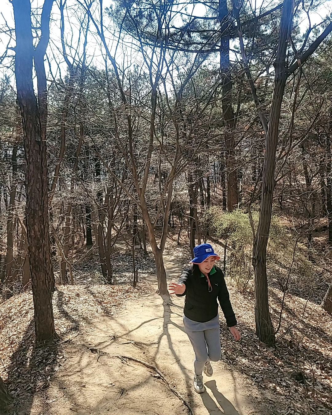 맨발걷기하는 엄마 따라서 대충 챙겨입고 나와 산책 ㅎㅎㅎ 엄마의 커뮤니티~ 넘 신기해 ㅎㅎㅎ 봄봄봄~ 봄이 왔어요♡ 나는 아직 맨발은 노노노~ ㅎㅎㅎ