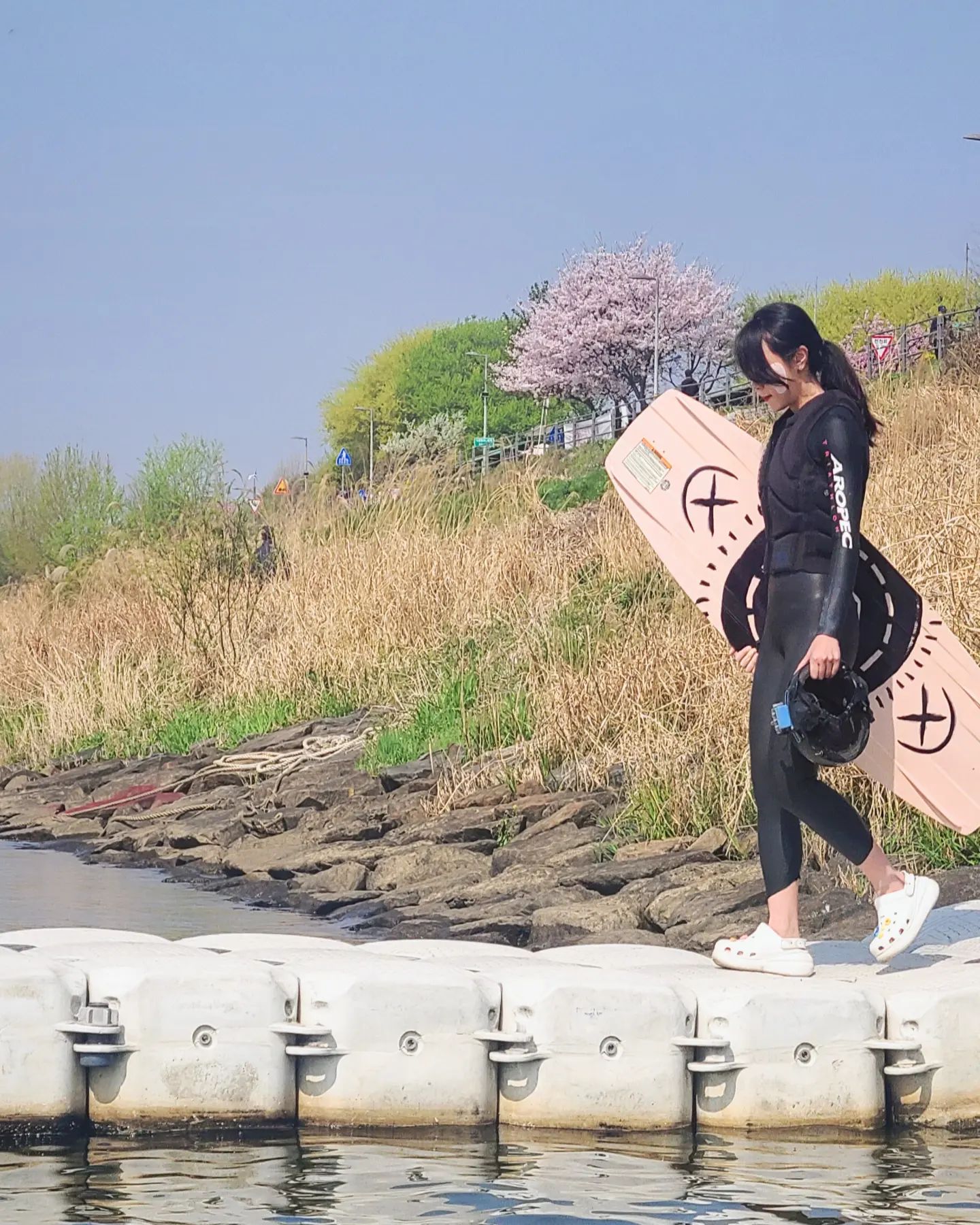 벚꽃 라이딩🌸

다들 벚꽃엔딩 잘 즐기고 계신가요

저는 3월 중순에 평년보다 조금 이른 입수하고
요즘 하루가 멀다하고 웨이크 타러 다녔더니
헬장 사진이 통 없네요😭

뭐라도 하면 어디라도 운동이 되겠지..
하는 마음으로 웨린이는 물질하고 있습니다 ㅋㅋㅋ

초반 러쉬 끝나면 얼른 또 쇠질하러 가야겠어요🌸

오늘도 행복한 봄날 되세요💕