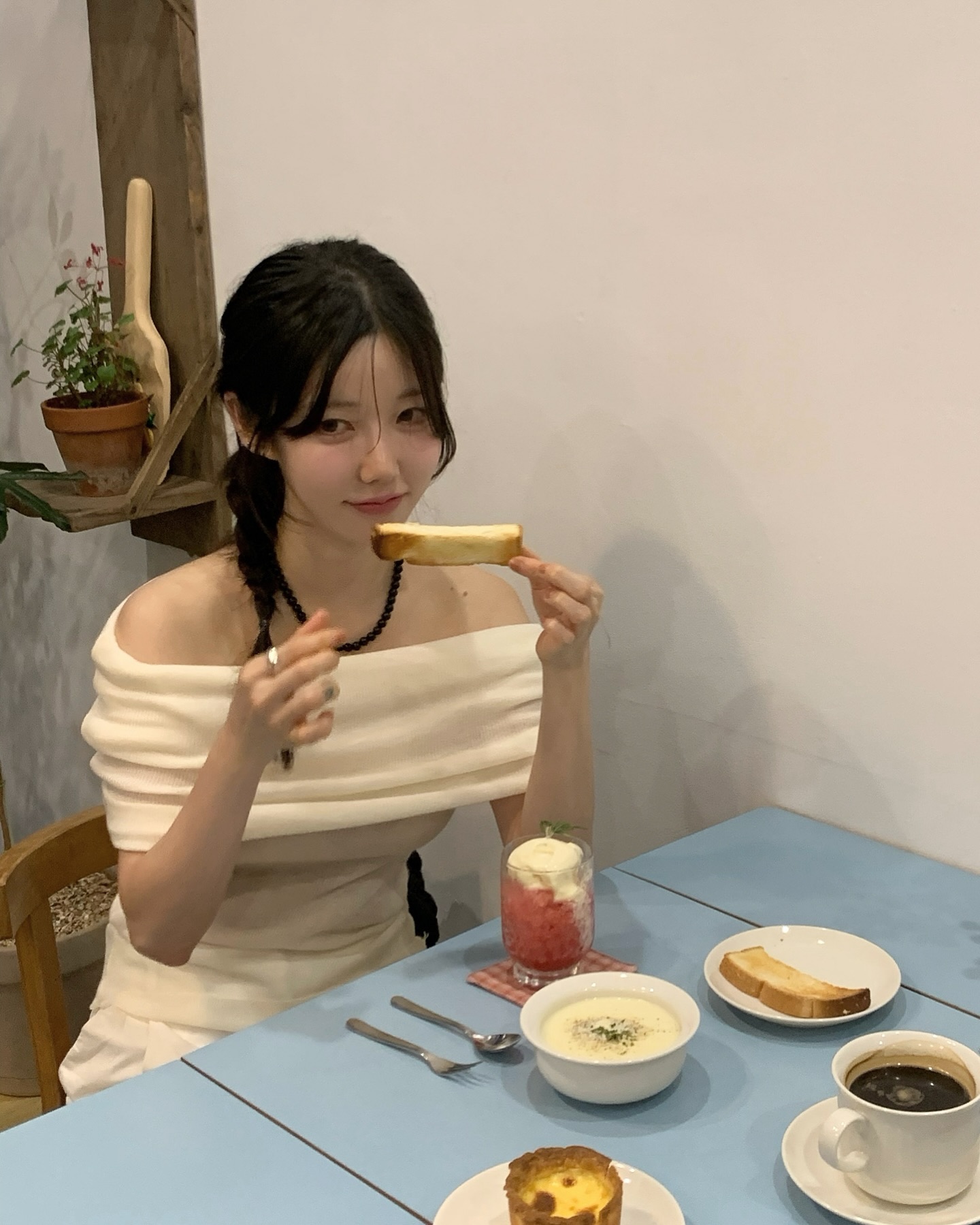 송도에 생긴 작고 귀여운 카페 루솜 🩵🩵 아쉽게도 우리 앞에서 야끼소바빵이 품절 되었지만 .. 다음에 또 올 이유가 생겼으니 오히려 좋아 ~~ 다른 분들 안 계셔서 사장님이 고냉이 내려놔도 된다고 해주시자마자 사장님만 졸졸 따라다니는 루솜 강아지 되었고 언제나 그렇듯 우리는 강아지 없이 카페 온 손님 됨. 슬쩍슬쩍 귀여운 강아지 구경하는 손님 됨. 그러다 고냉이 데리고 왔는데 누가 봐도 표정 안 좋은 강아지 .. 하지만 이것도 익숙해서 누나는 상처 안 받아 ^______^*