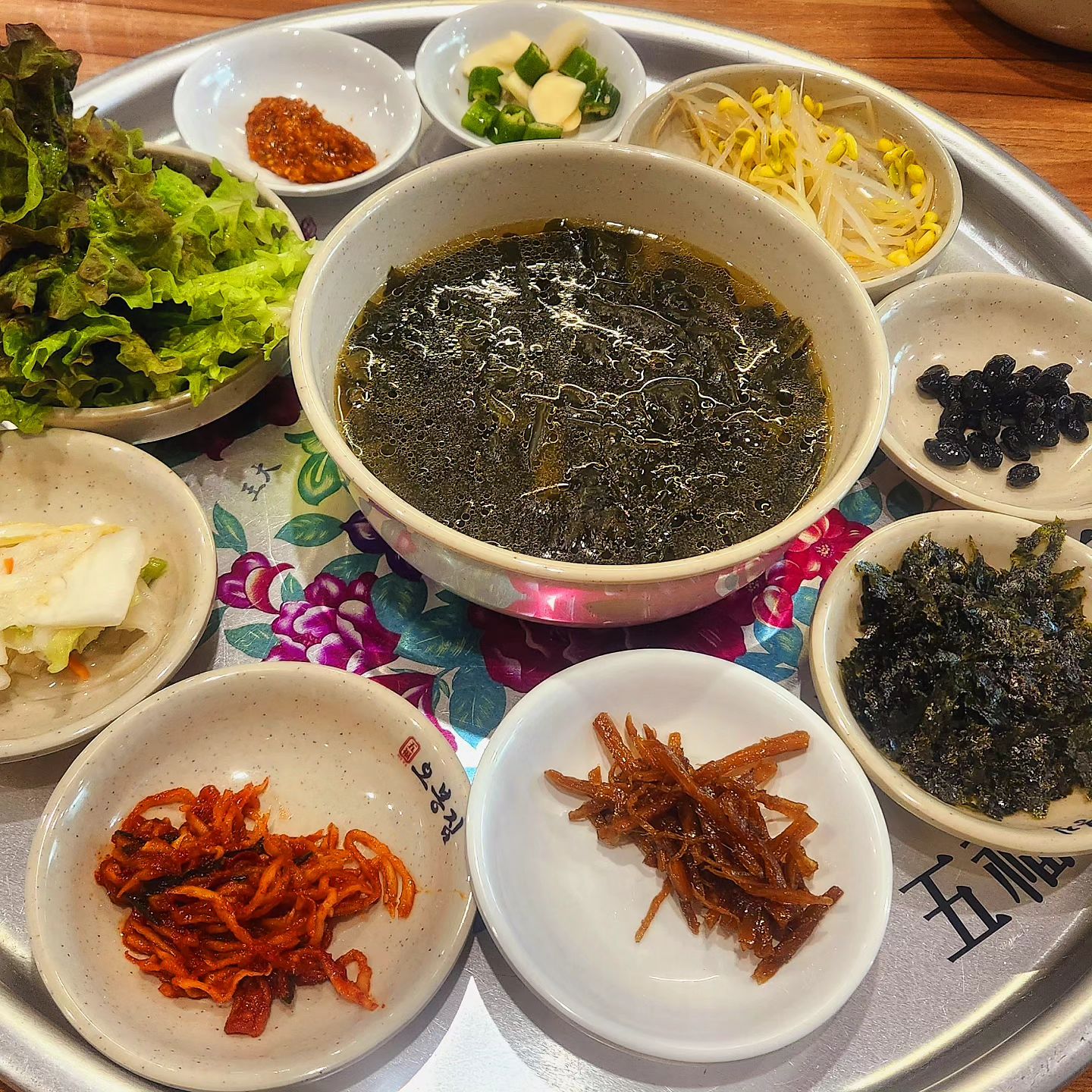 요즘 오봉집 체인 많이 생겨서
기대했는데 생각보다... 음.... 🙄

여사장님인지 종업원인지...
므 기분안좋은일 있으신가...
원래표정이 그러신가.... 
그래서 맛이 그랬나?ㅋㅋㅋㅋㅋ 🤣

#오봉집
#서면맛집
#부전동맛집
#낮술
#낙지볶음
#보쌈
