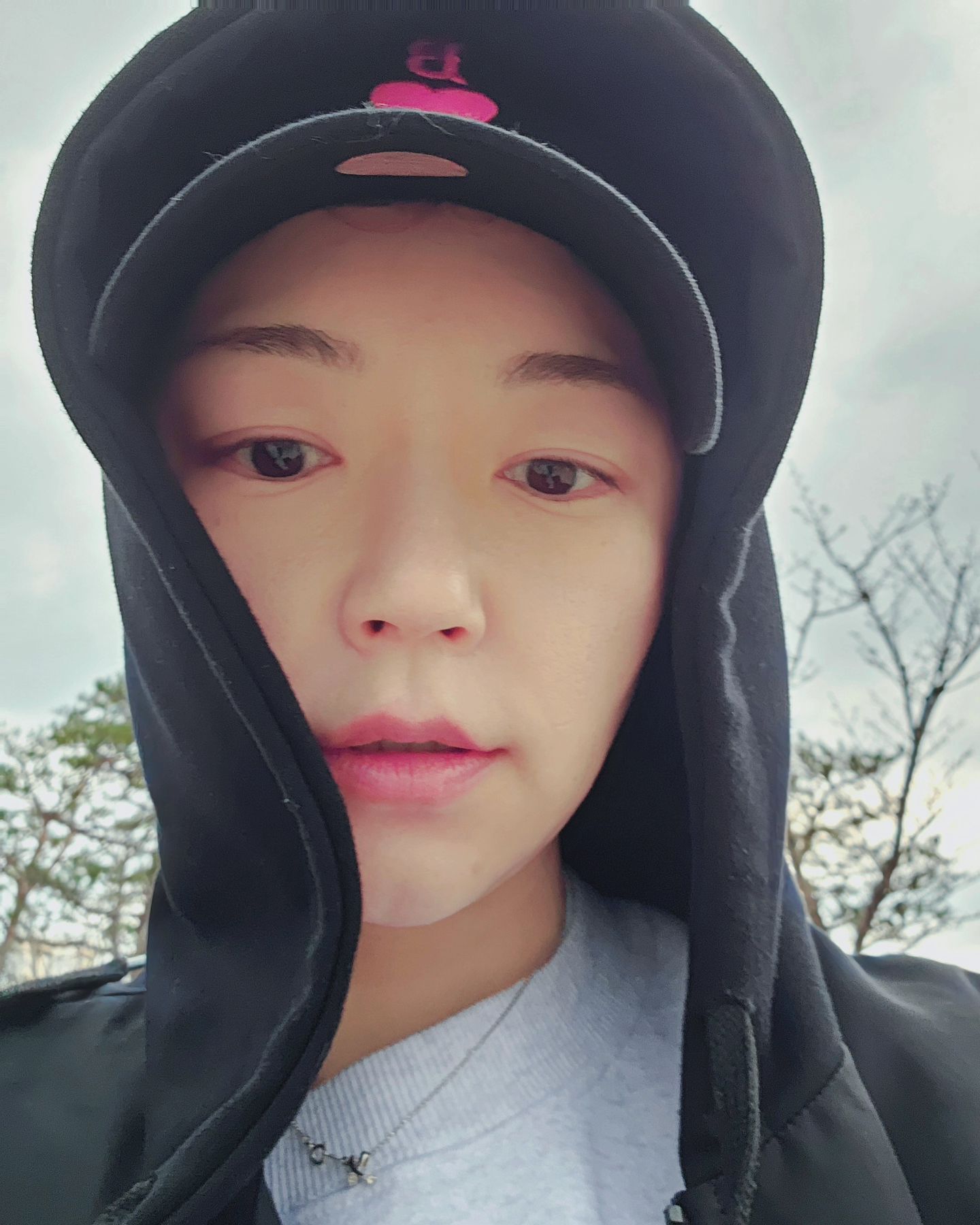 오늘은 #걷기 #운동 😆
그럴려던건 아니었는데 40분 걷다보니 또 #호수공원 도착...😂
그런데 갑자기 빗방울이 후두둑 !!🌧
비가 많이 안오는거 같아서 걸어볼까하고 계단 내려갔다가 비 쏟아지길래 집으로 방향 틀었더니 비가 그치고...
다시 걸을까 하고 하천변으로 가는데 또 쏟아지고...😅
근처 건물 잠시 들어가서 잠시 비 피했다가 또 그치는거 같길래 걸어 걸어 왔더니 집을 나선지 3시간 반 만에 집에 도착했다 .🥹

집 도착해서 해가 쨍쨍 비치는건 뭐지..?!🤔

#이랬다가저랬다가
#오늘운동완료
#줌스타그램 #맘스타그램 #주부일상 #아들맘 #형제맘 #체력관리 #오운완 🔥