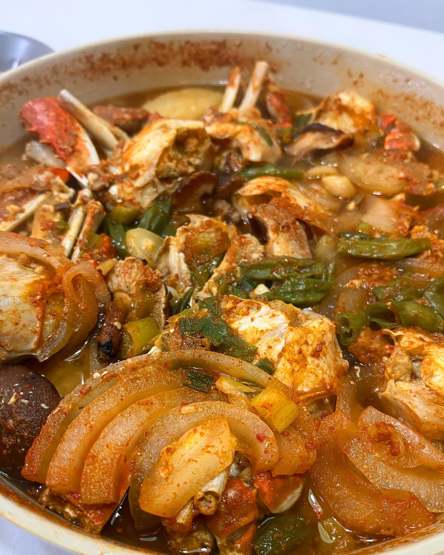 오늘의 메뉴는 뜨끈한 꽃게탕😋

낮에는 좀 더웠던 것 같은데
저녁되니 쌀쌀해진 것 같더라구요

집에 있는 재료로 뚝딱뚝딱 
만들어서 남편이랑 같이 먹으니
진짜 꿀맛🍯

저는 진짜 꽃게탕 완전 좋아해서
독립하기 전에는 
엄마가 자주 해줬었는데 
지금은 제가 만들고 있네요🤣

얼추 엄마의 맛이 
살짝 올랑말랑🤣

그래도 행복의 맛인건 변함 없어요!
모두들 맛있는 저녁 보내세요💕