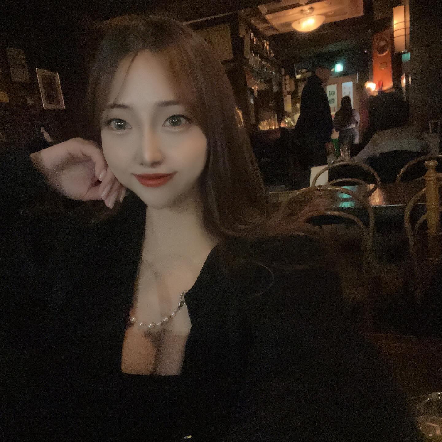 #협찬 피부관리하고 광채 찾은 내피부,,🫶
겨울이라 어딜가든 히터때문에 건조해져서 헐리우드 배우들이 많이 받는다는 하이드라페이셜받아봤어요 진짜 받자마자 얼굴에 광이 번쩍😌 바로 피부톤도 밝아지고 좋더라구요 신기행 ! 특허받은 기술로 피부각질제거부터 보습과 영양분 침투까지 논스톱 프리미엄토탈 스킨케어 랍니당 🤍 추천해요 

#디클리닉 #디의원 #하이드라페이셜키닥터 #청담클리닉 #청담피부과 #최고급피부케어 #하이드라페이셜 #프리미엄토탈스킨케어 #여배우관리 #VVIP관리 #디올 #명품물광 #일회용팁 #각질제거 #모공관리 #노페물제거 #영양보습 #잔주름피부톤관리 #피부진정