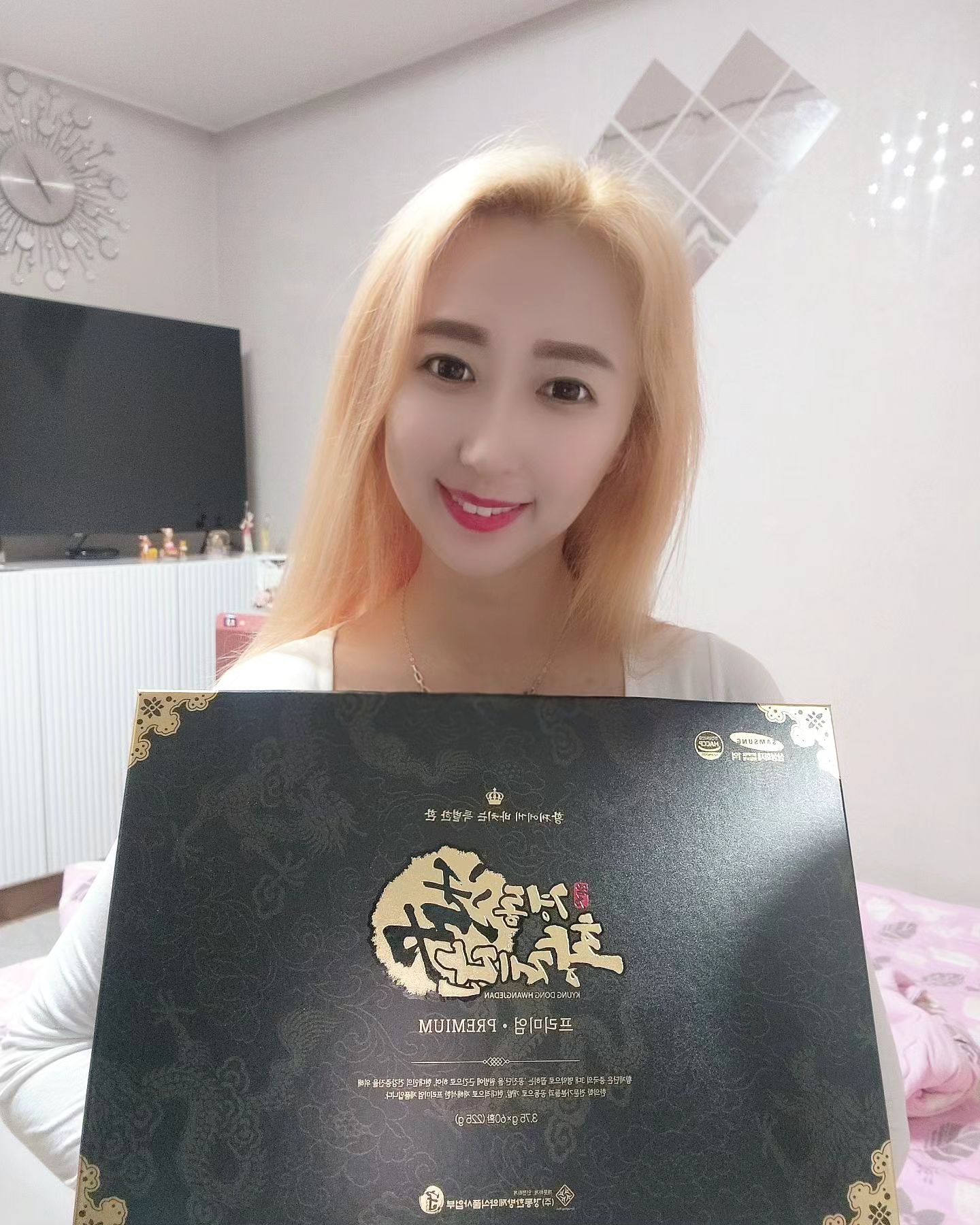 #협찬 프리미엄 경동황제단

중국 3대명약 중 공진단을 원방에 근간하여 
현대적으로 재해석한 프리미엄 경동황제단~
이름부터 고급지쥬~ㅎㅎ🤩
이제 곧 설인데 설섬물 뭘할지 너무 고민스럽자나요~😭
17가지 귀한 원료가 조화 (녹용 , 참당귀 , 침향 홍삼,천궁등등등)들어가있는 황제단~!!👏👏👏
건강도 챙겨드리는 선물 좋자나요~
저도 이 황제단으로 설선물
준비하려구요~*^^*
분말,추출액,농축액 사용 안하고
최적의 원물 자체를 배합하여 사용하고
✔️OEM생산은 NO~직접제조!!
✔️합성 성분 6無 
✔️HACCP 인증
위생적이고 품질은 말모쥬~걱정되는 성분을
넣지 않았기에 믿고 구매할수 있어요~👍
제품 패키지와 포장도 고급스러워서 선물용으로 진짜 좋답니다💕
📌★ 구입 방법
인스타그램 > 포엠보약 < 검색하시면 구매링크가 있어요~
단체 구입은 특별 프로모션 적용해드립니다 DM 문의
➡️➡️➡️ 4m_boyag
.
#포엠보약 #포엠 #4m_boyag 
#thuốcbổ #bổmáu #bổkhí #bổnão
#kyongdongherb #thucphamchucnang
#tpcn #chongdotquy #ancung #hongsam
