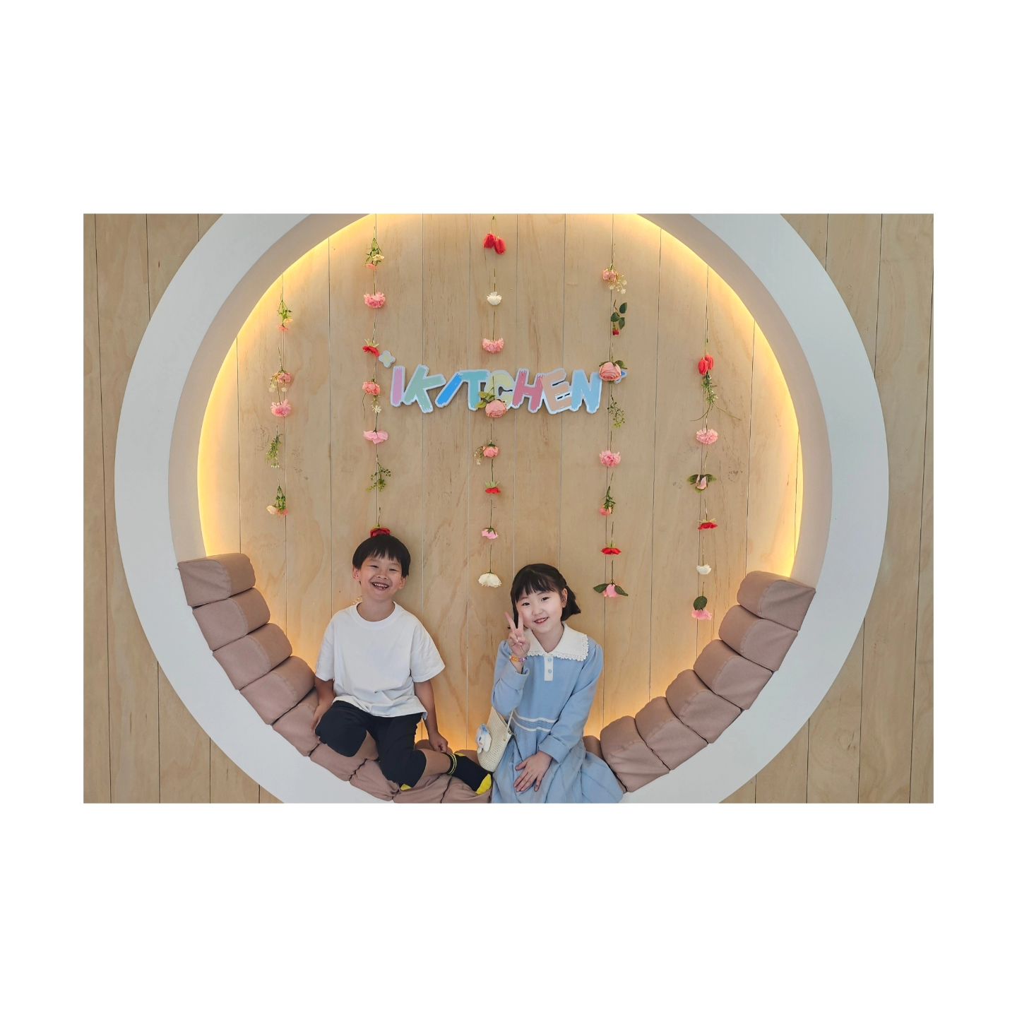 #내새끼김현#아이키친영통점#챔피언1250망포
ㅡ유치원졸업하고두달만에만난도윤이😍
ㅡ현이베트남여행이후새까맣게타고피그부도벗겨지고있어서
ㅡ도윤이가경악할까봐걱정이었는데ㅋㅋㅋㅋ기우였다ㅎㅎ
ㅡ예쁘게잘노는두아이들😘
ㅡ다음엔동물도보러가고놀이기구도타러가고도윤이네도놀러가자!!